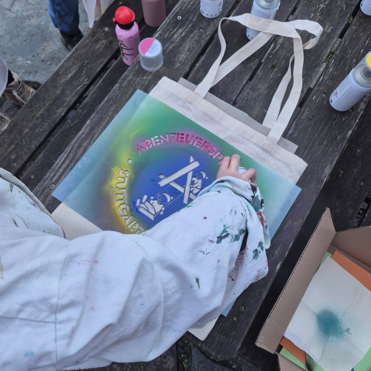 Heute wurde gesprüht 🎨
Mit Textilspray haben wir Baumwolltaschen gestaltet und unser Logo draufgebracht.
#abenteuerspielplatz #stuttgart #vaihingen #offenekinderundjugendarbeit #unkürzbar
