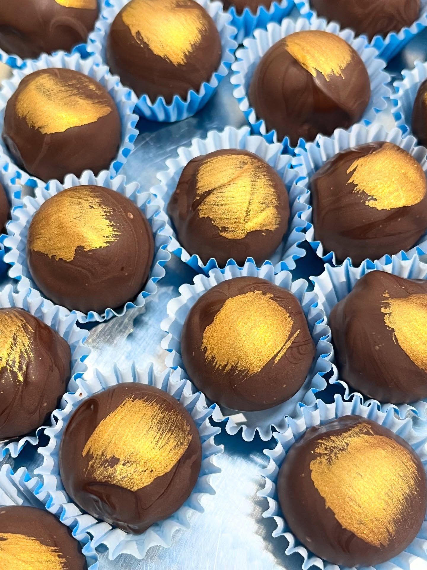 🎄 Our last 2025 markets are here! 🎄
If you’re still looking for the perfect last-minute Christmas gift, we’ve got you covered 🍫✨
📍 Where to find us this weekend:
Saturday 20th December
📍 @dukeofyorksquare
⏰ 10am – 4pm
Sunday 21st December
📍 @allypallyfm
⏰ 10am – 3pm
You can choose from:
🍫 Our 12 flavour luxury chocolate boxes and pick your favourite flavours.
🌍 Grab one of our award winning single-origin chocolate bar 🍫
✨ or treat yourself with our indulgent Dubai-style chocolate bar
Thank you for all the love and support this year 💝 we couldn’t do it without you!
Wishing you a sweet and joyful festive season 🍫
✨Happy Holidays✨
#christmasmarkets #londonmarkets #lastminutechristmas #christmasgifts #luxurychocolate #artisanchocolate #beantobar #singleoriginchocolate #chocolatelover #chocolatiersofinstagram #handcraftedchocolate #supportsmallbusiness #shopindependent #festivegifts #londonfood #foodielondon #dukeofyorksquare #allypally