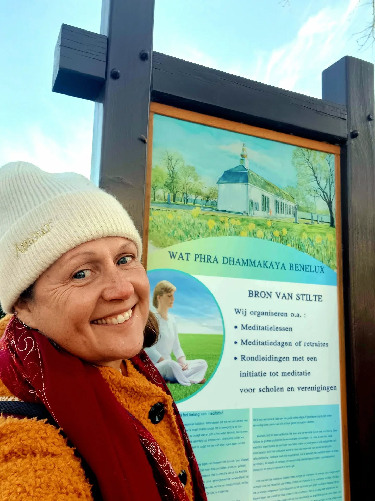 Sabai sabai... Così i thailandesi chiamano uno stato dell’essere: stare bene, sentirsi a casa, senza forzare.
Con lentezza. Con presenza.
In questo ritiro di meditazione, vissuto tra silenzio, pratica e natura, ho ritrovato il senso profondo di due parole che insieme creano spazio:
🌳Sati – presenza consapevole, attenzione gentile a ciò che c’è - come radice
🪷Sabai – benessere, agio, dimorare nel corpo e nella vita con fiducia - come fioritura
Durante la meditazione, il respiro si posa, la mente si raccoglie, il corpo smette di difendersi.
Porto con me una gratitudine profonda per questo tempo di pratica, è anche da questi spazi che nasce il mio lavoro clinico:
accompagnare le persone a rallentare, ad abitare il corpo, a ritrovare un centro possibile, senza forzature.
#meditazione
#presenzaconsapevole
#psicoterapia
#mindfulness
#benesserementale