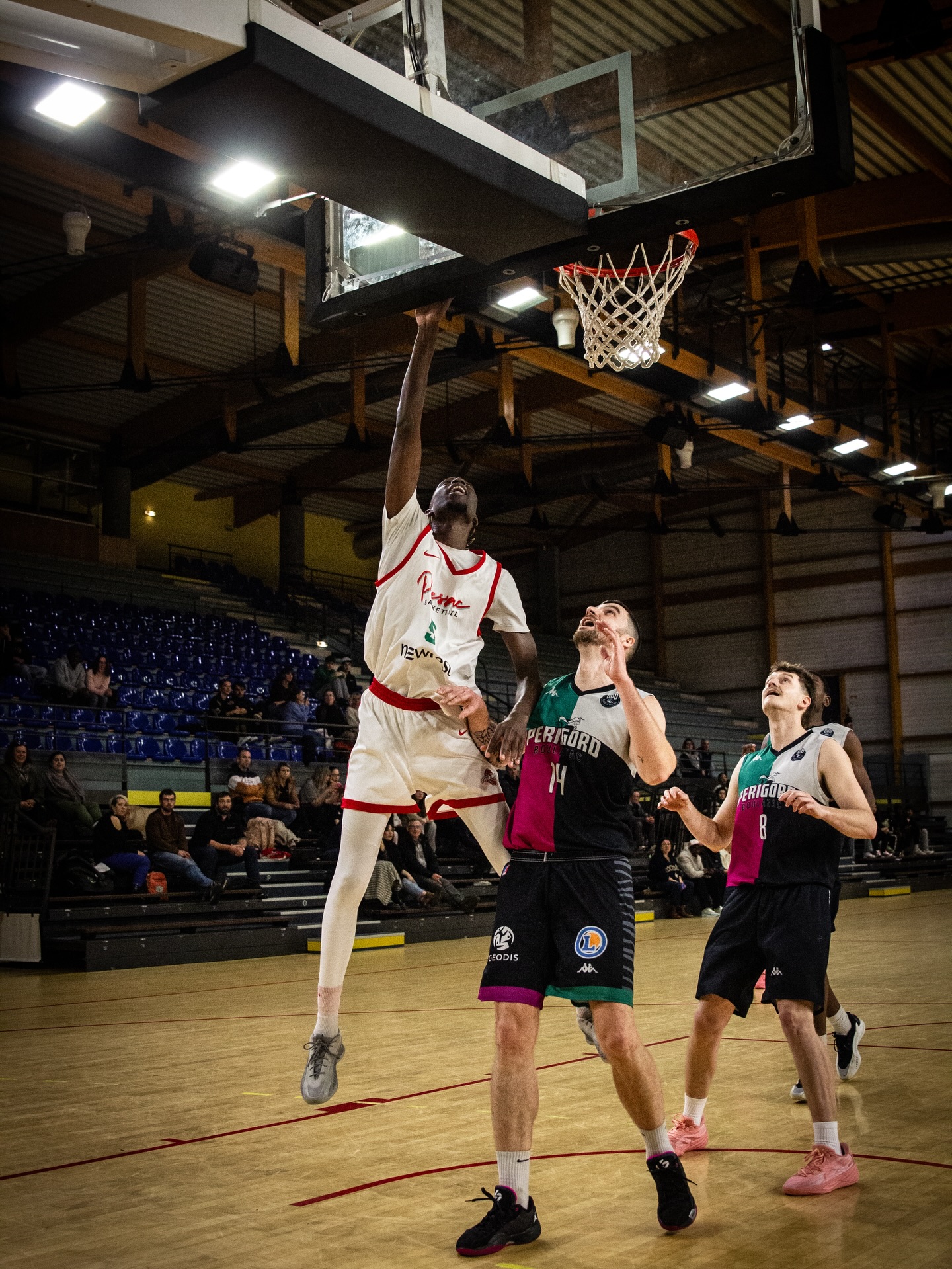 🔥 Retour sur le match de samedi 🔥
La PNM a livré une prestation très aboutie ce samedi face à @boulazacbasket.asso avec une large victoire 89-68 💪🏀
Sérieux dès l’entame, solidaires en défense et efficaces offensivement, les garçons ont su imposer leur rythme tout au long de la rencontre. L’intensité collective et l’engagement de chacun ont permis de creuser l’écart progressivement et de sécuriser un succès mérité devant notre public 👊🔥
📊 Bilan de la saison à mi-parcours
Après 9 journées de championnat, la PNM affiche un bilan positif de 6 victoires pour 3 défaites, ce qui place l’équipe à une solide 4ᵉ place au classement. Un parcours marqué par de belles performances, une progression constante et un groupe qui ne cesse de monter en puissance semaine après semaine 🚀
📅 Les prochains rendez-vous à ne pas manquer
➡️ Samedi 10 janvier à 20h, réception du BEC, actuel 6ᵉ du classement, pour un match important dans la course au haut de tableau 🏠🔥
➡️ Samedi 17 janvier, place à un énorme choc face aux invaincus de la poule, Castelnau 😤⚔️ Un rendez-vous majeur de la saison à ne surtout pas manquer !
❤️💚 Plus que jamais, on aura besoin de vous pour venir soutenir l’équipe et faire vibrer la salle !
#PNM #Basket #Victoire #Championnat #TeamWork #ObjectifVictoire #TousEnsemble