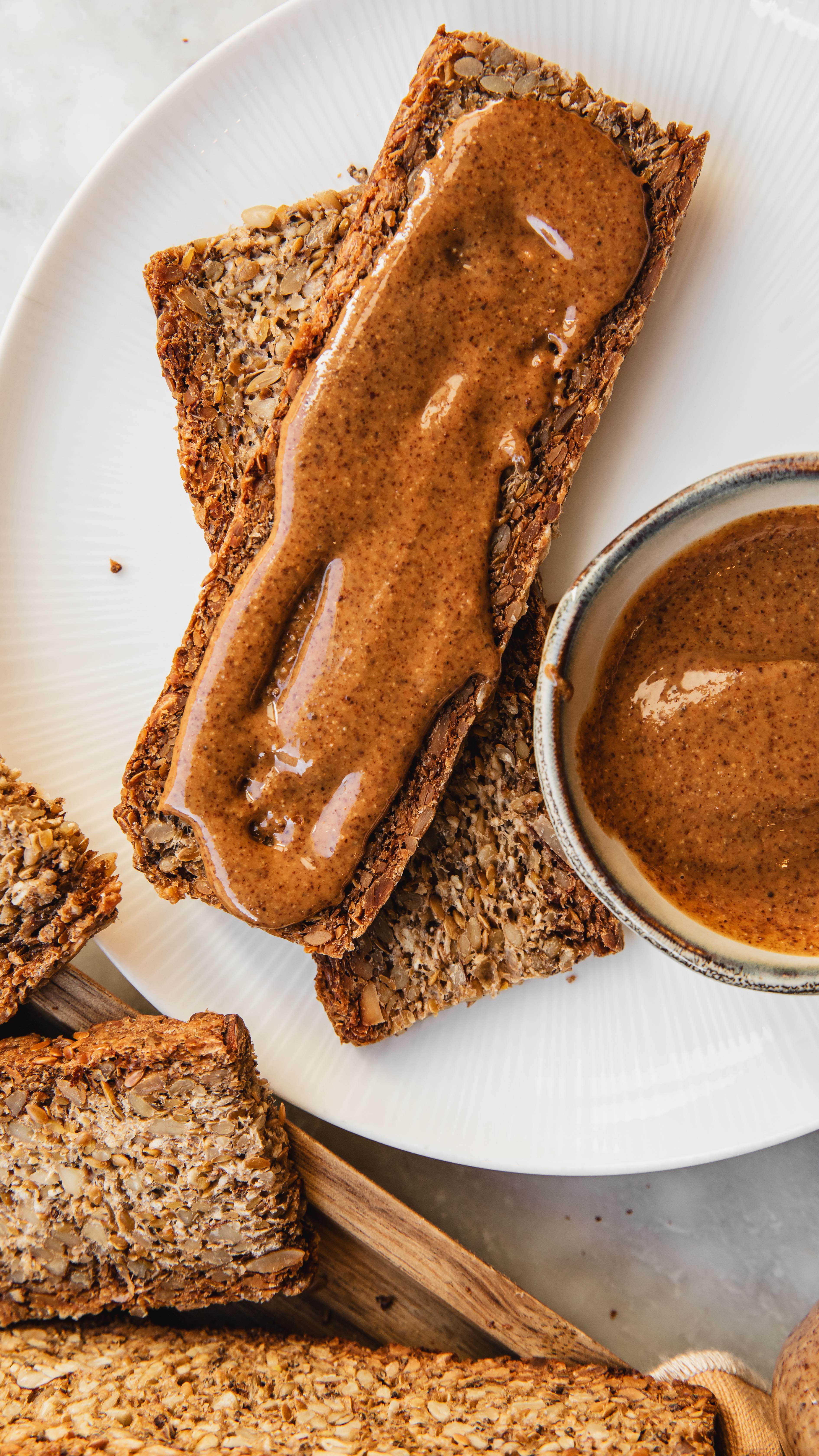 GLUTEN FREE BREAD 🌻
Le pain que nous utilisons pour nos toasts et tartines du petit dej est sans gluten, aux graines, et pensé pour nourrir vraiment.
Riche en fibres, en bons gras et plus digeste, il apporte une énergie stable et soutient la digestion.
À l’inverse d’un pain classique à base de blé raffiné, il évite les pics et les coups de mou.
📸 couverture @alicepages
#glutenfreebread #painsansgluten #sansglutenparis #restaurantsansgluten #healthyparis