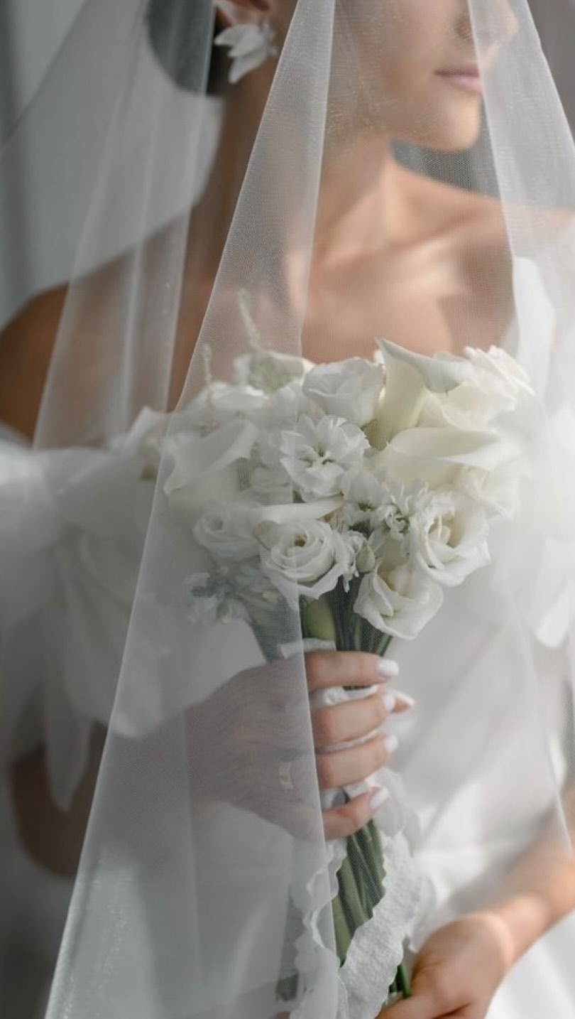 Which products made it into my pro bridal kit…?
I was so blessed to be #gifted some beautiful products from @delilahcosmetics to try out and I have been testing these products out over the last few weeks before sharing my real and honest thoughts with you because I wouldn’t recommend anything I didn’t absolutely love myself and Delilah did not disappoint!
I am so nit picky when it comes to what goes into my professional kit and what I use on my brides because it has to be versatile 👏 it has to perform well👏 it has to look and feel luxury and it has to last 👏!
Here’s the products that made it into my professional bridal kit because they were 10/10 and I will be repurchasing again for my kit
• eyeline longwear retractable pencil - budge proof!
• pure light illuminating powder - a glow from within
• underwear future resist skin primer - game changer for oily skin
• colour intense cream lipsticks - simply stunning formula and shades
• colour gloss ultimate shine lipgloss - beautiful finish
The bits that didn’t make it into my pro kit still have found a place in my personal everyday makeup bag
• Alibi foundation
• wake up radiant skin tint
• Brow line brow pencil
• lip saviour oil
• wake up skin and makeup mist
If you’re interested in trying any of these out for yourself, I have a cheeky little 22% off for you using the discount code ‘DLOUISE22’
Perfect for that last minute Christmas gift for someone special (or a gift to yourself)
Comment below which products you’ll be trying ⬇️
#pr #veganmakeup #delilahcosmetics #gifted #beautycreator #bridalmakeupartist #ukmakeupartist #bridalkit #glowymakeup #westmidlandmakeupartist