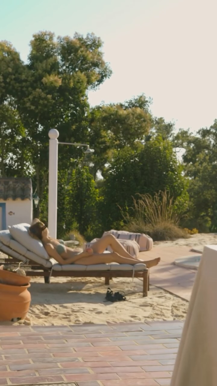 Em breve no site. Leiam sobre esta casa de sonho: “A viagem num soalheiro dia de primavera, através dos campos de montado em flor ladeados por carvalhos e sobreiros, foi hipnotizante e apaixonei-me pelo carácter humilde da moradia. O acesso fazia-se por imponentes portões que levavam a uma entrada decorada com videiras, figueiras e
outras árvores de fruto que surgiam casualmente.” #realestate #dreamhome #dreamhouse #casadecampo #casadeluxo #casadesonho