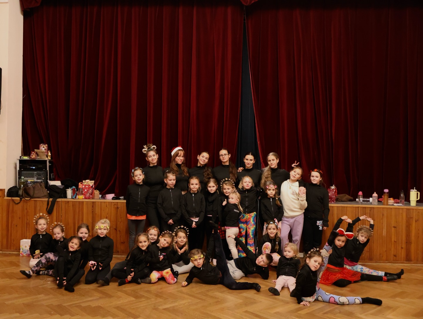 Ukončení letošního tréninku MINI2 a MINI ježíškem🎅🏻
Přejeme Vám krásné vánoční svátky❤️
Danceversity