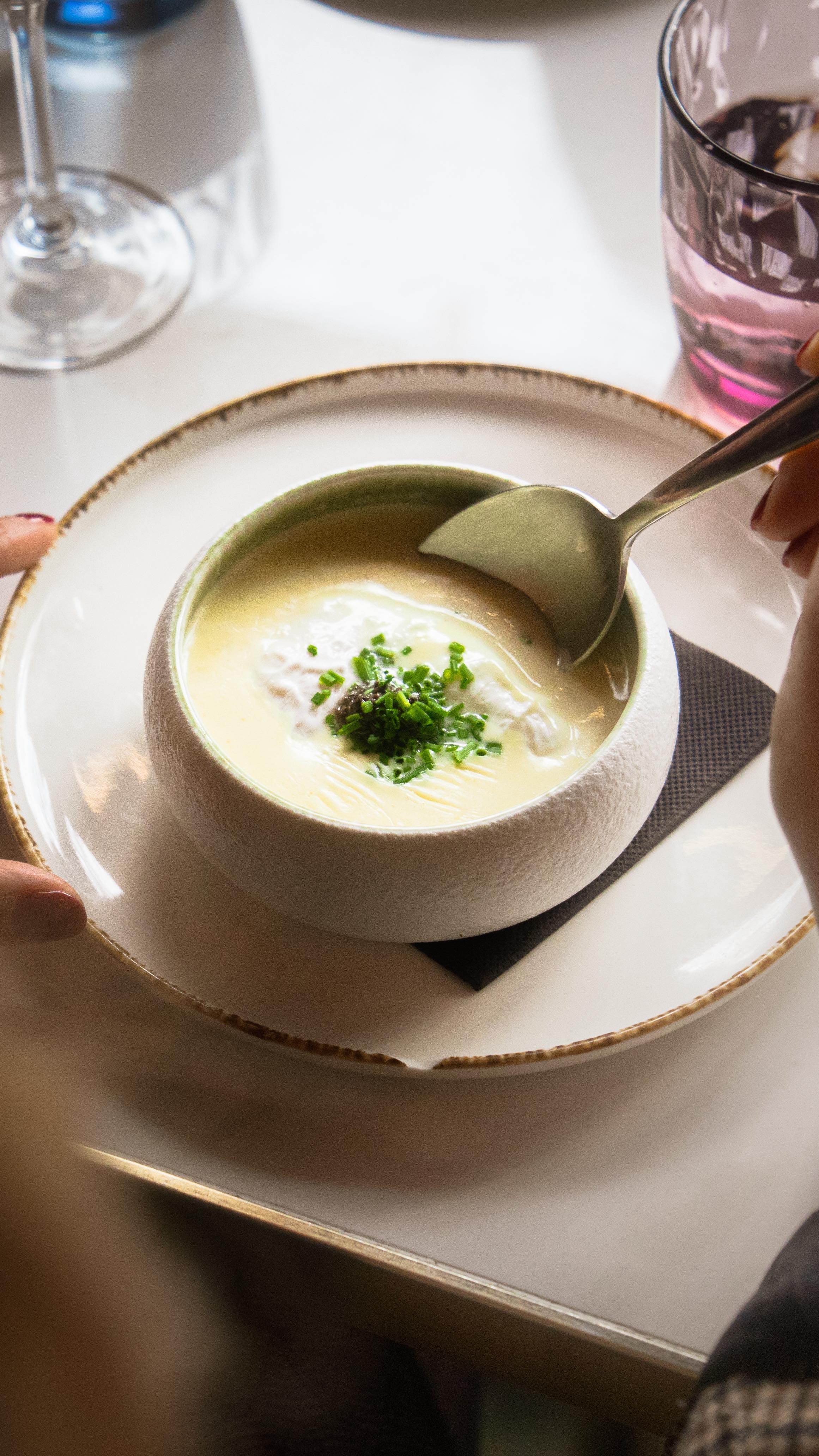 Le menu des fêtes est disponible dès aujourd’hui jusqu’au 2 janvier ✨🎄
On vous a préparé un menu des fêtes dans la tradition française !
Vous pouvez y retrouver tous les classiques 🥂
Venez fêter le réveillon du 24 et du 31 avec nous 🎄
Réservations : https://www.chezmarguerite-bouillon.com
🎥 @troisiemeservice.studio