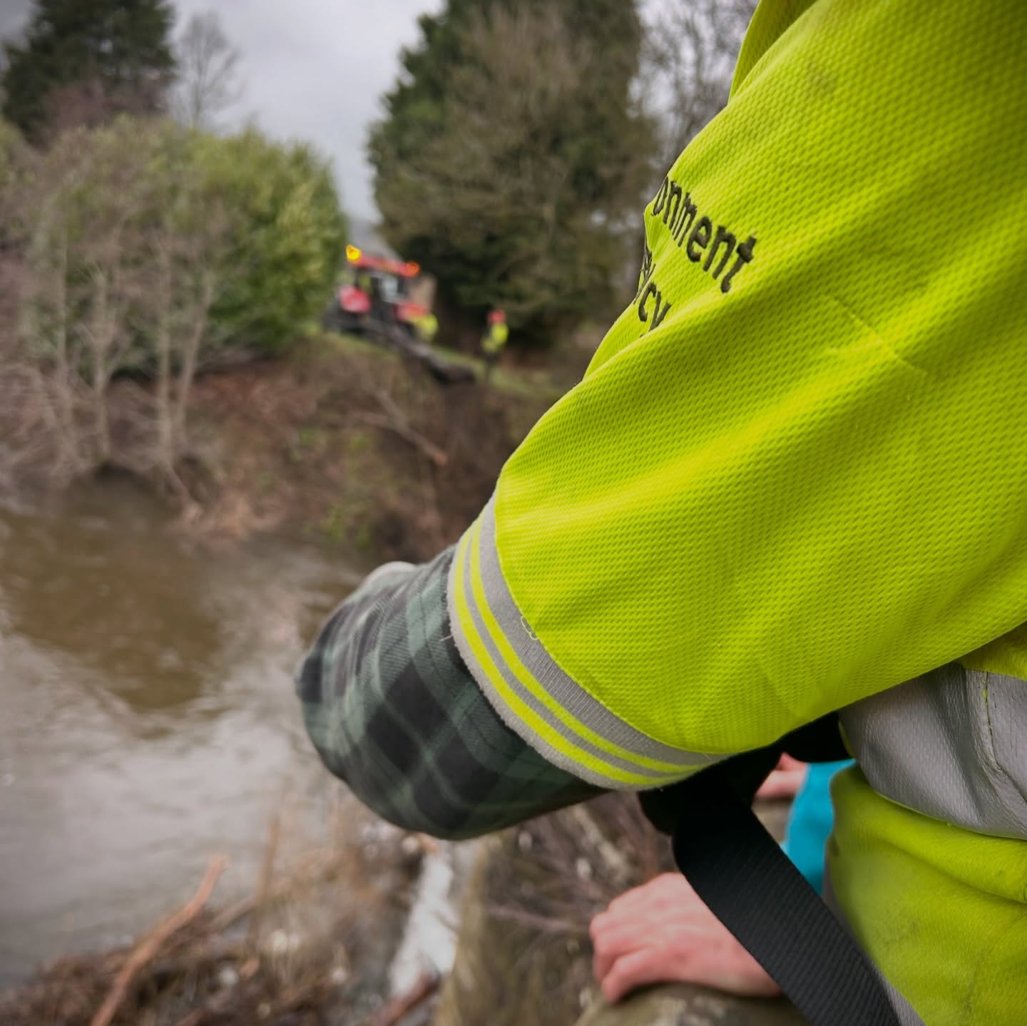 It’s the time of year when bridges attract trees!
Today we were working alongside the Environment Agency 🌳 to help remove trees from Darley Bridge on the River Derwent near Matlock.
Hard but rewarding work.
The team put in a sterling effort and we are pleased to say the bridge is now clear!
#trees #rivers #environment #floodprevention