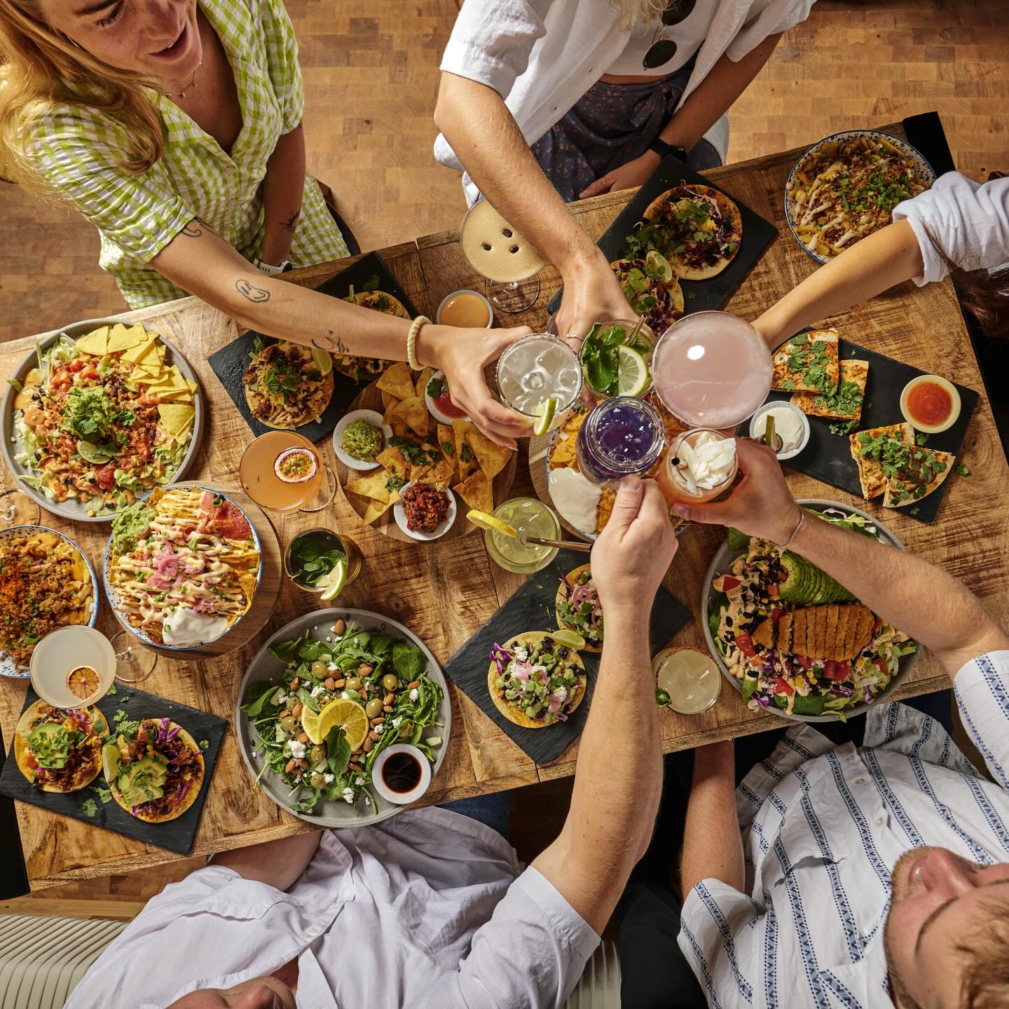 🥂 VIND EN NYTÅRSMENU FOR 2 – TAKEAWAY 🥂
Vi udlodder vores nytårstakeaway-menu for to personer, så du kan fejre nytår med lækker mad og godt selskab.
Sådan deltager du:
✨ Skriv i kommentarfeltet hvem du skal holde nytår med
Så er du med 🍾
Praktisk info:
• Konkurrencen slutter 27. december
• Vinderen trækkes og offentliggøres 28. december om aftenen
• Afhentning 31. december
Se menuen her:
👉 https://www.tipsy-aarhus.com/online-ordering
Held og lykke – og godt nytår 🥳