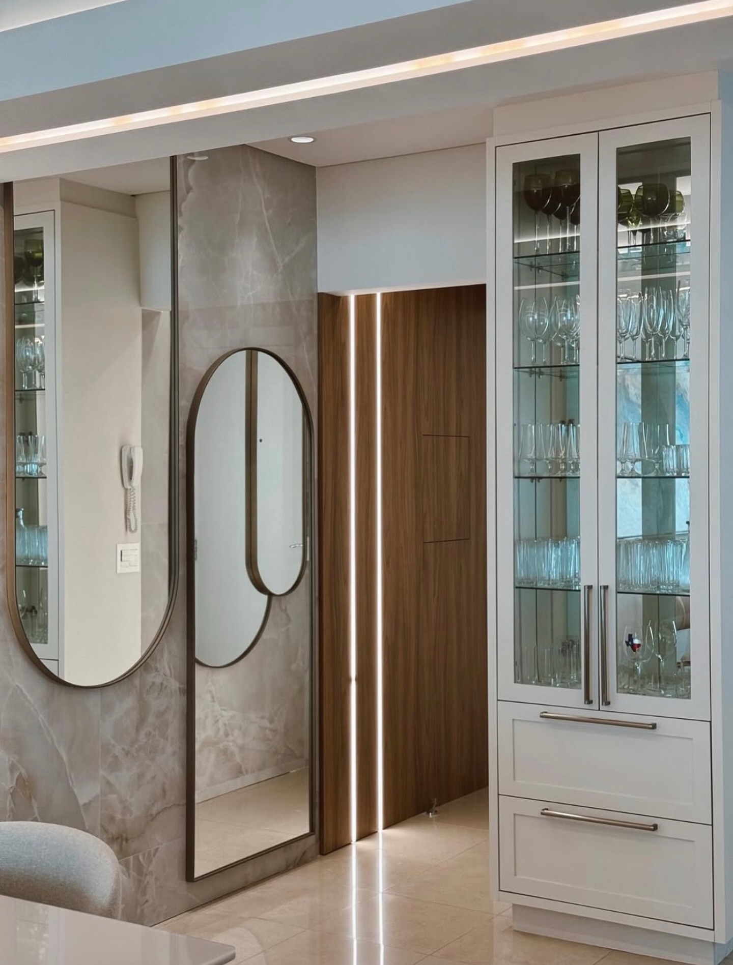 Amamos a escolha do porcelanato marmorizado por @folk.arquitetura
O hall de entrada deste apartamento ganhou um novo olhar: design moderno, elegante e com uma atmosfera acolhedora que já revela a identidade do projeto logo na chegada.
#NovoEspaçoNovaHistória
#Decorfine #FolkArquitetura #PorcelanatoMarmorizado #HallDeEntrada #DesignDeInteriores #Arquitetura #RevestimentosExclusivos