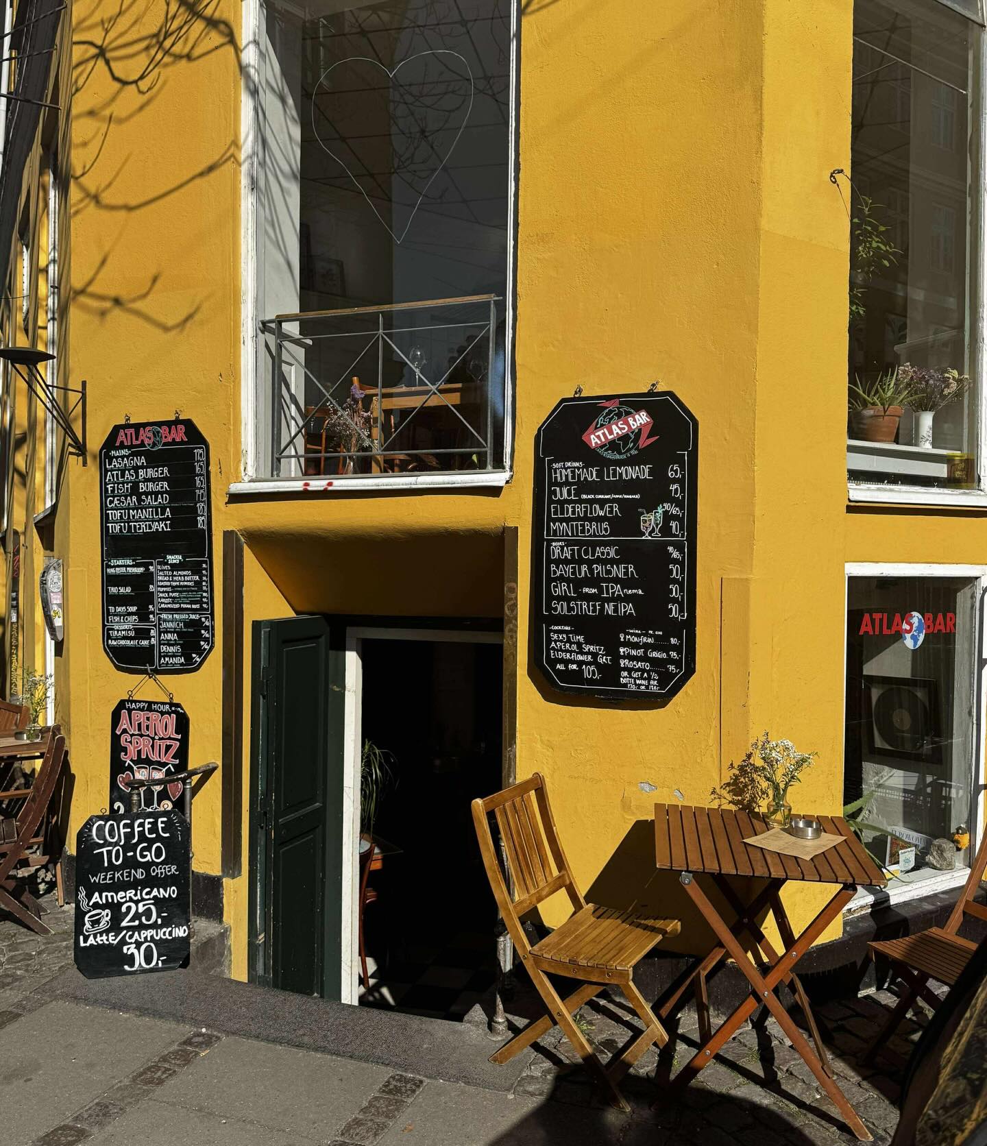 Kære venner ❤️
Atlas Bar lukker - sidste åbningsdag er d. 30. december. 😭
Det har været en hård beslutning, men vi har været nødsaget til at slutte rejsen nu. 43 år (1982–2025), og nu er det tid til, at der skal ske noget nyt 🌱
Skynd jer at kigge forbi inden vi lukker ned.
Obs: d. 23.-26. december holder vi lukket.
Og så et kæmpe tak til alle, der har været en del af Atlas gennem årene, tjenerne, ejerne, kokkene, opvaskerne og alle bag kulisserne. Det havde aldrig været det samme uden jer ❤️
Og en helt særlig tak til Niels for at give os denne fantastiske arbejdsplads -
Kærlig hilsen Atlas-teamet ❤️
Glædelig jul 🎄
Tak for de dejlige år, vi vil savne hver eneste af jer ❤️
