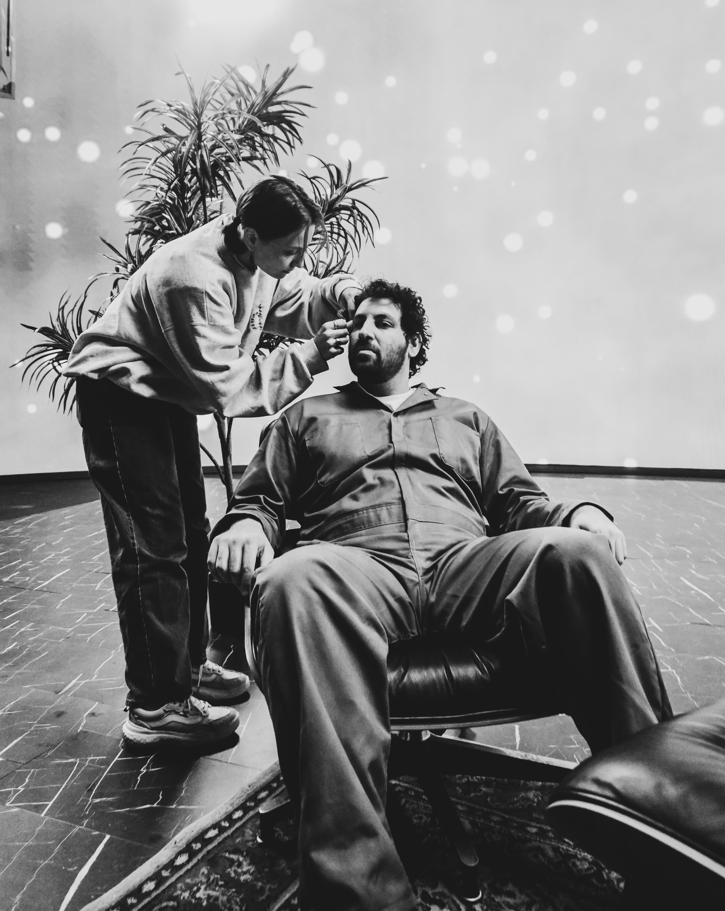 some bts by the incredible @shots_by_dorian from our shoot with @ali.a.alsaleh for his directorial debut last month, LIKE LOVE 🪴📺👩🏻⚕️ we had a blast production designing this short !!!
📸 1-7 :: @shots_by_dorian
—
CREDITS:
producer @milavilaplana
producer @dustbar
director of photography @codyduncum @mike_white_dp
production design @studiotm.art
1st AD @barronboedecker
MUA @themuamira @hputput
Wardrobe @rachienice
Sound Mixer @tweisenauer
PA @daniel.considine
Talent
@handleofbailey @ali.a.alsaleh @lindseyrakers @naylortovak @emilymadisonhale