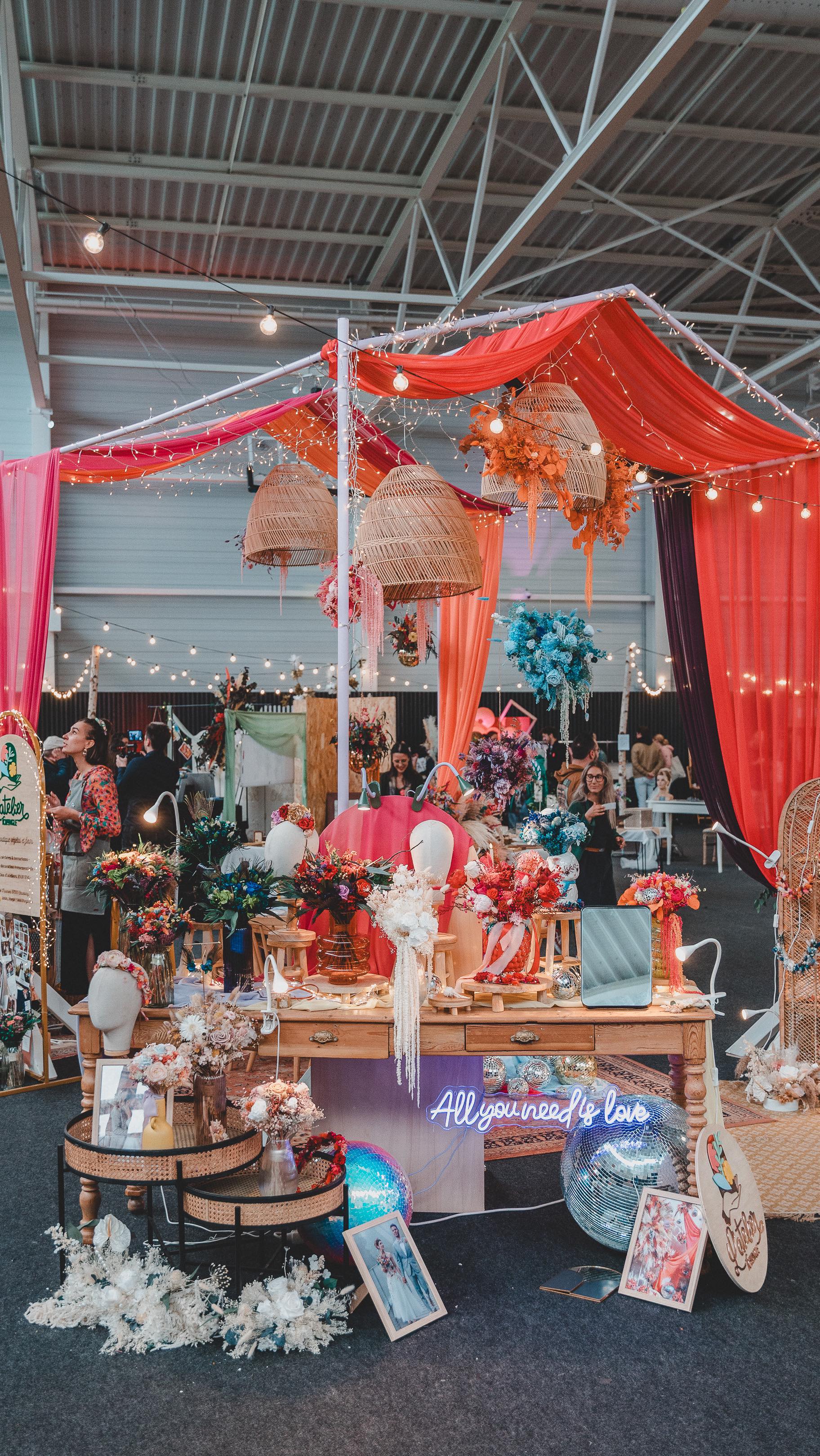 Depuis trois ans, Prune et Jennifer — les âmes solaires de @latelier_tchungle — insufflent leur énergie pétillante au Wild in Love. 🧡
Passionnées et passionnantes, elles revendiquent un style bien à elles : dépoussiérer la fleur, réinventer la fleur séchée, bousculer les codes… et faire vibrer chaque espace qu’elles touchent.
À chaque édition, elles reviennent fidèlement, avec cette même envie : rencontrer des futurs mariés curieux, créer des scénographies audacieuses et offrir un aperçu concret de leur univers créatif.
Pour elles, le festival est un terrain d’expression privilégié, un rendez-vous incontournable quand on se marie, une aventure commune qui se nourrit de rencontres et d’émotions.
Et si vous aussi, vous avez envie de faire partie de cette équipe qui ose, crée, innove et repousse les limites… Alors rejoignez la team Wild. ✨
#salondumariage #mariage2026 #mariage207 #festivaldumariage #futurmariés #fleuristemariage
