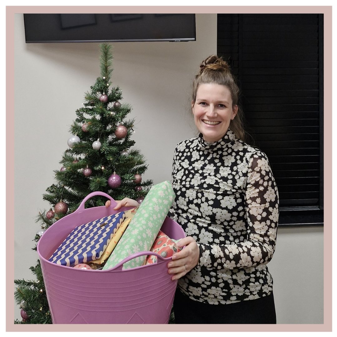 VERLOF 💜
Het is zover! Gisteren had onze lieve collega Dominique haar laatste werkdag en vandaag is ze dus officieel met zwangerschapsverlof. 🥰
We gaan haar heel erg missen de komende maanden, maar gelukkig komt ze nog bij ons langs voor haar eigen zwangerschapscontroles! En vast ook nog wel eens voor een koffietje in onze pauze.🤭
We hopen dat ze verder lekker in haar babybubbel kan gaan kruipen en gaan aftellen naar de komst van hun kleine meisje! 😍
#verloskundigenlev #LEV #verlof #zwangerschap #bevalling