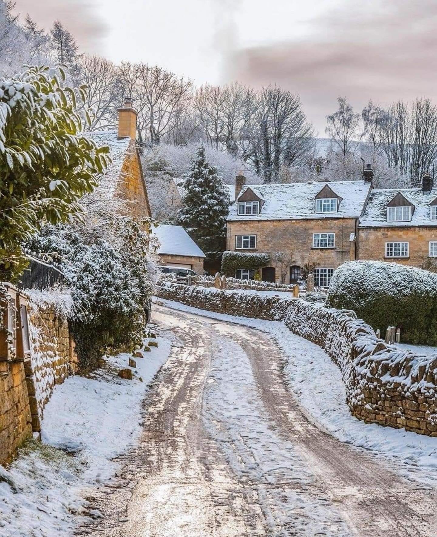 Cold weather doesn’t need drama.
It needs good layers, reliable materials, and silhouettes that make sense. 🐑❄️
Explore our styles online at www.sanoe-collection.com