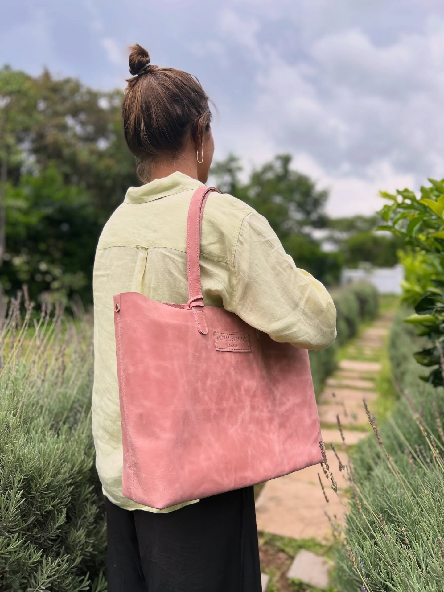 Pretty in pink💕 Our leather shoulder bag comes with a connected purse to carry your essentials