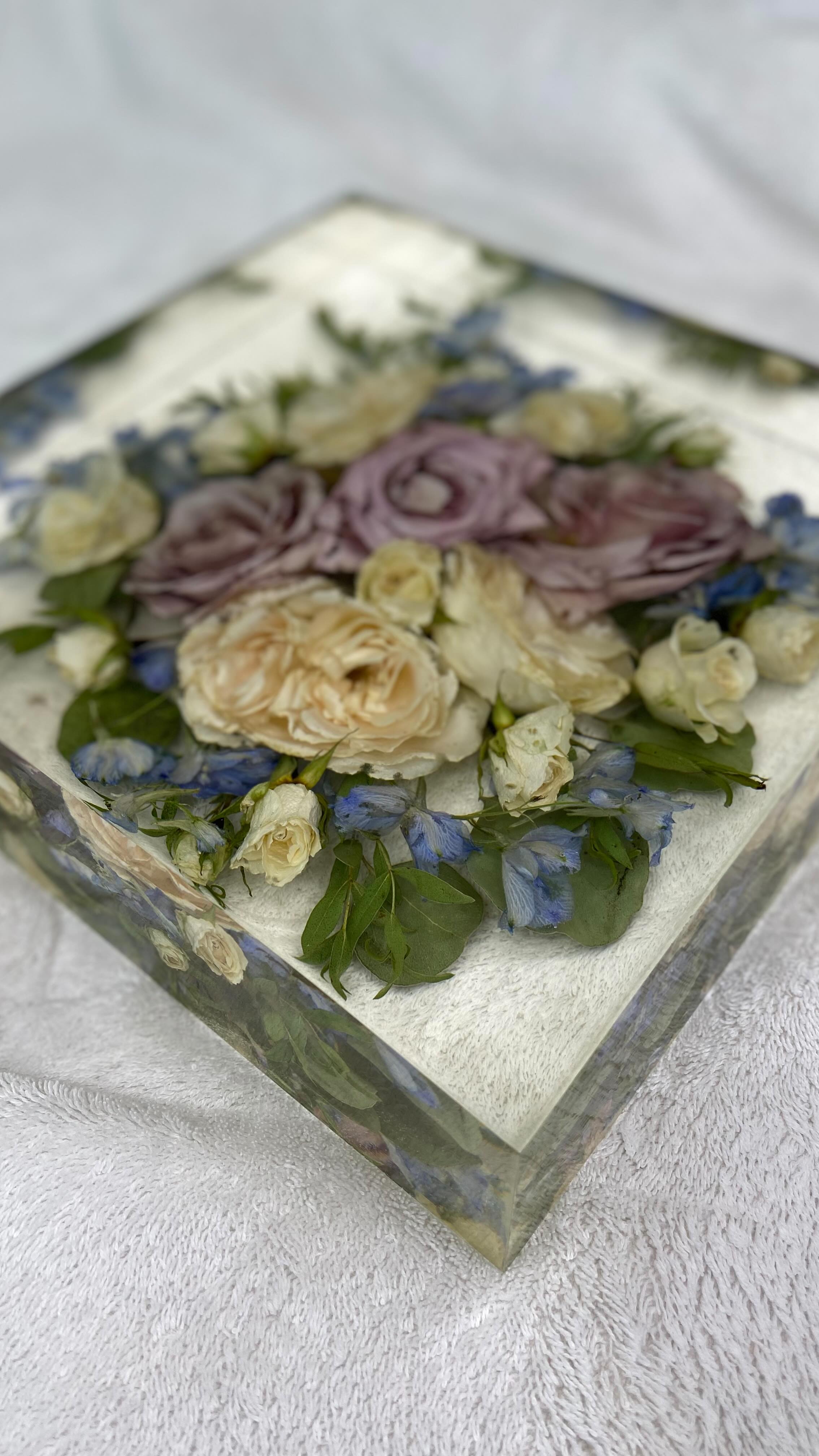Demold this 10” block with me 🫶
For Jess & Jake 🤍
Florist: @specialeventsandflowers
Molds: @modernmoldshop
Venue: @cambridge_mill
#bouquetpreservation #flowerpreservation #resin #resinartists #resindemolding