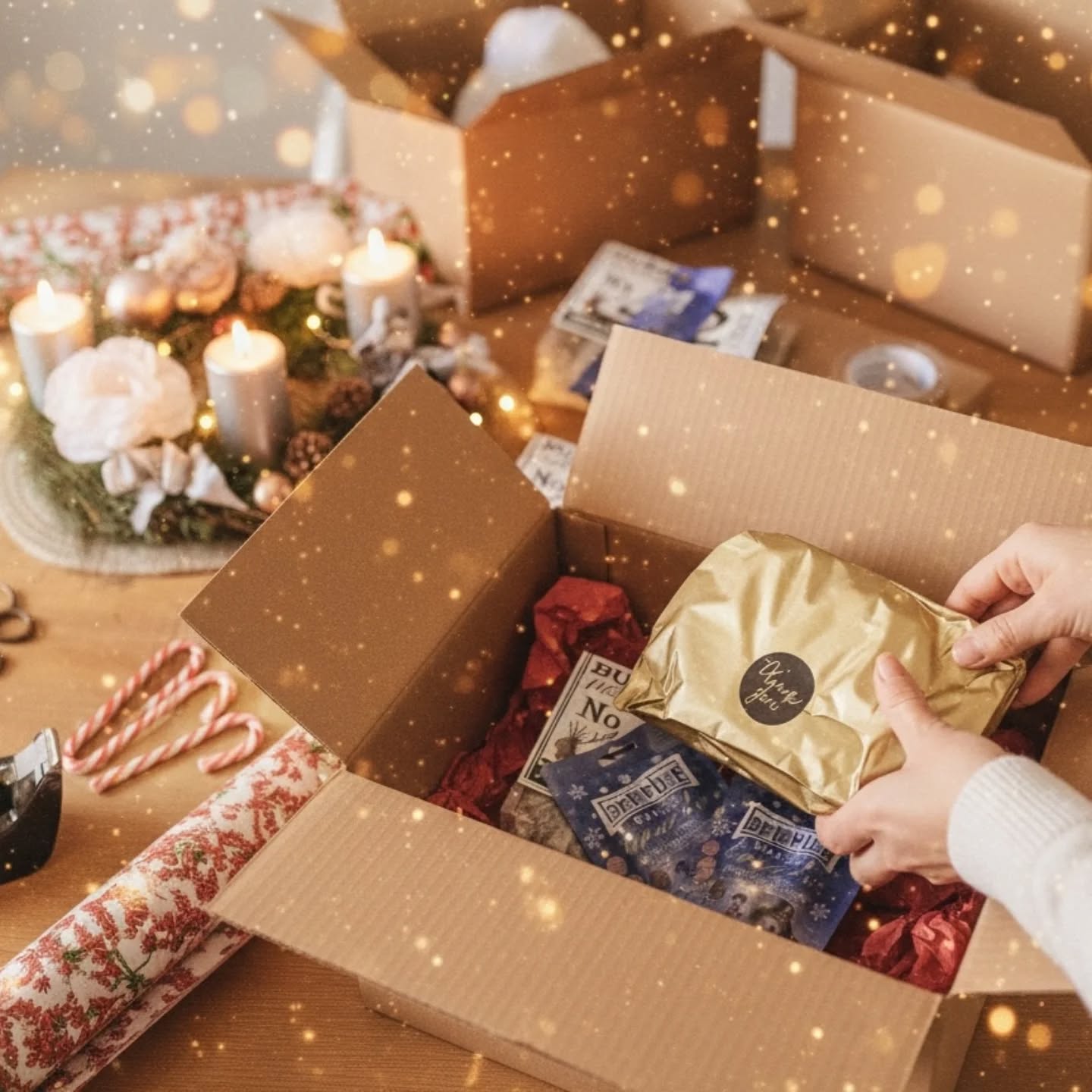 🎄✨ Zwischen Kartons, Schleifen & ganz viel Herz ✨
Bei uns wird gerade fleißig gepackt, geklebt und vorbereitet – wir geben alles, damit jede Bestellung pünktlich zu Weihnachten bei euch ankommt. 📦🐾
Das Bild zeigt unseren aktuellen Alltag: Versandkartons wohin man schaut und mittendrin ganz viel Vorfreude auf strahlende Augen unterm Weihnachtsbaum.
⏰ Letzte Chance vor dem Fest:
Alle Bestellungen von Tauprodukten, die bis morgen eingehen, schaffen es noch rechtzeitig zu euch nach Hause.
🎁 Kleines Extra für euch:
Alle Pakete verlassen uns derzeit mit einem kleinen weihnachtlichen Präsent für euch.
Danke, dass ihr unsere handgemachte Arbeit so wertschätzt. Wir wünschen euch eine zauberhafte Vorweihnachtszeit! 🤍✨
#WUNSCHLEINEN #Weihnachtszeit #Versandtag #HandgemachtMitLiebe #WeihnachtenMitHund #Tauprodukte #LastMinuteGeschenk #Päckchenliebe #KleineÜberraschung #XmasMood