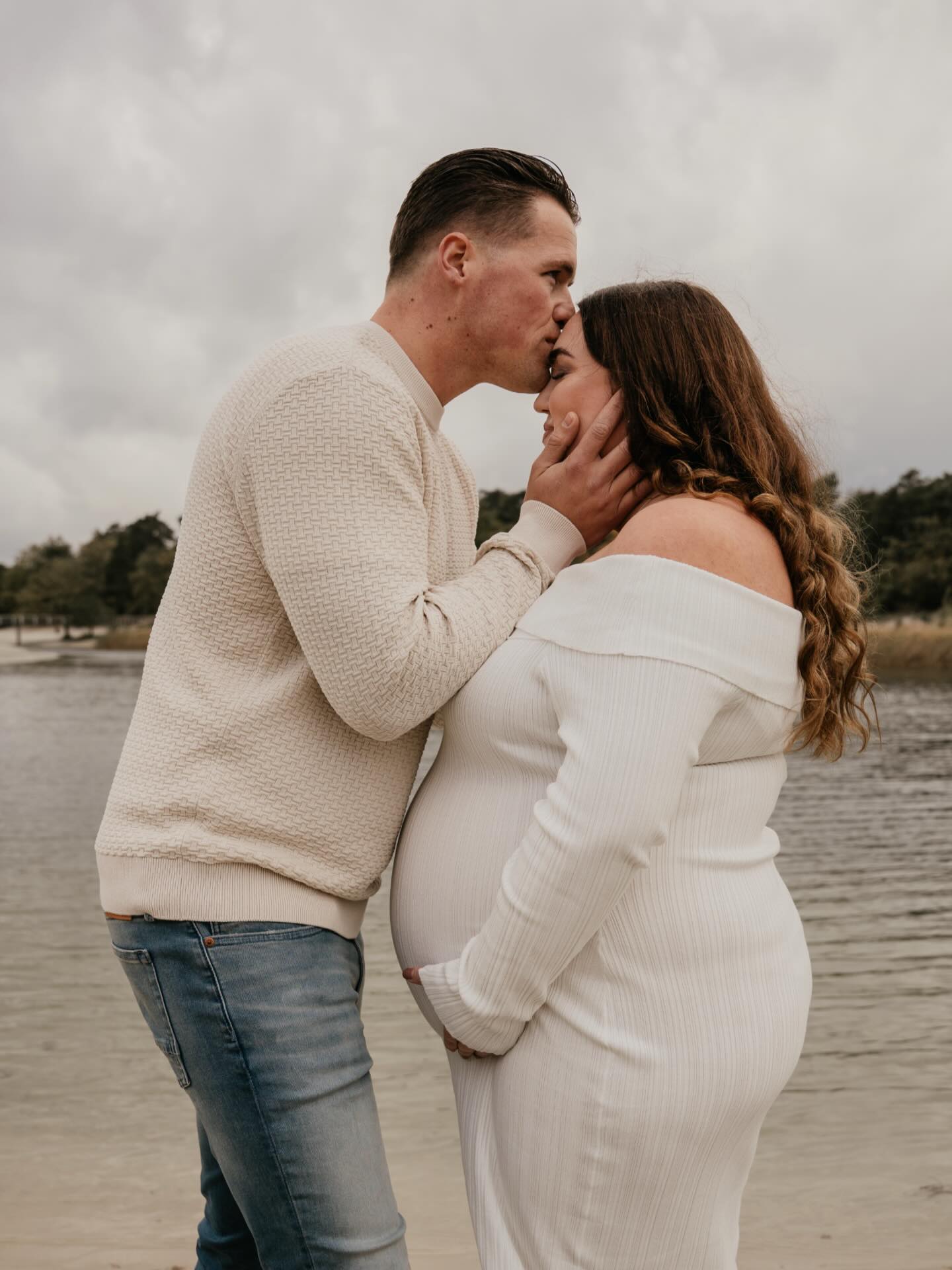 Baby It’s cold outside! Hier nog even lekker warm in mama’s buik. Buiten shoot in de winter? Yessss doen we gewoon!
#zwanger #zwangershoot #zwangerschapsfotograaf #zwangerschapsshoot #zwangerzijn #uitgerekendinfebruari #uitgerekendinmaart #allesflits #zwangerflits #sonyfoto #winter #zwangerwinter #coldoutside