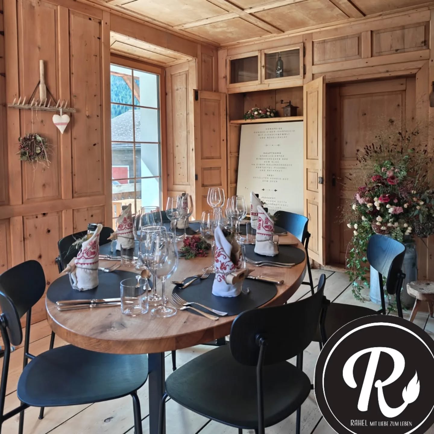 D A N K E zum 2️⃣
Dieser schöner Raum war früher das Wohnzimmer von Uranni. Danach hatten wir unser Büro hier und nun dufte der Raum zum neuen Glanz erstrahlen.
Für das Esszimmer der #Landfrauenküche2025 konnten wir viele Sachen Ausleihen.
Unser Dank geht an...
💛 @cpflugi für die Inspiration zu meinem Menü. Die letzten 10 Jahre #schanfiggkocht haben mich nachhaltig geprägt😉 Danke!
💛 @hofmaran für das Ausleihen des Services und die gute Zusammenarbeit über die letzten Jahre.
💛 meinem ehemaligen Lehrbetrieb #plantahof für den Apero-Wein und die schwarzen Stühle.
💛 @altstadt.bluama für die Blumen Deko die perfekt zu mir und diesem Esszimmer passten.
💛 @srfschweizerradioundfernsehen für das Licht. Rolli du hattest mit unserem Esszimmer alle Hände voll zu tun. Nun sind wir wider im Dunkeln😉🤣
💛 @gasthausedelweiss für die Weingläser, das Mittagessen, das ersetzen der kaputten Weingläser und die spontane Abwaschaktion vor dem Apero. Thomas, danke viel mal❤️
💛 @fionajaegrr und @s.svenja.a für eure spontane Ploteraktion mit Eillieferung von Davos nach Langwies. Dank euch, konnte ich am Freitag früher ins Bett und das ohne Chaos. Ihr seid grossartig!
Die Lieste ist noch Länge... doch für heute ist Schluss🤣
Liebe Grüße
Rahel 💛
#rahelmitliebezumleben #langwies #schanfigg #dankeschön