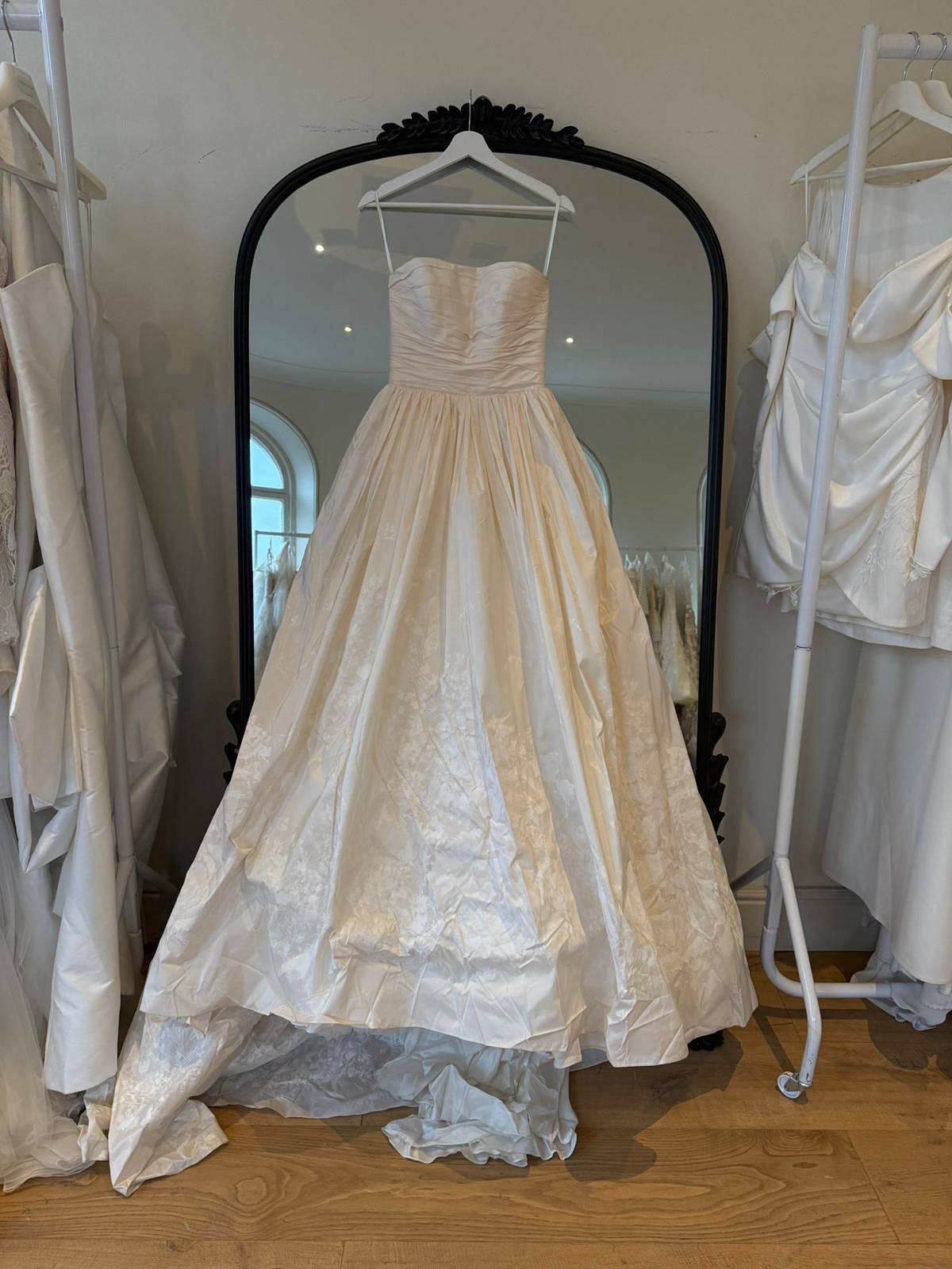 End of the year new arrivals! 🤩🤍 There is still time to find your dream gown before the end of the year. Only a few appointments left, but hundreds of gowns to choose from.