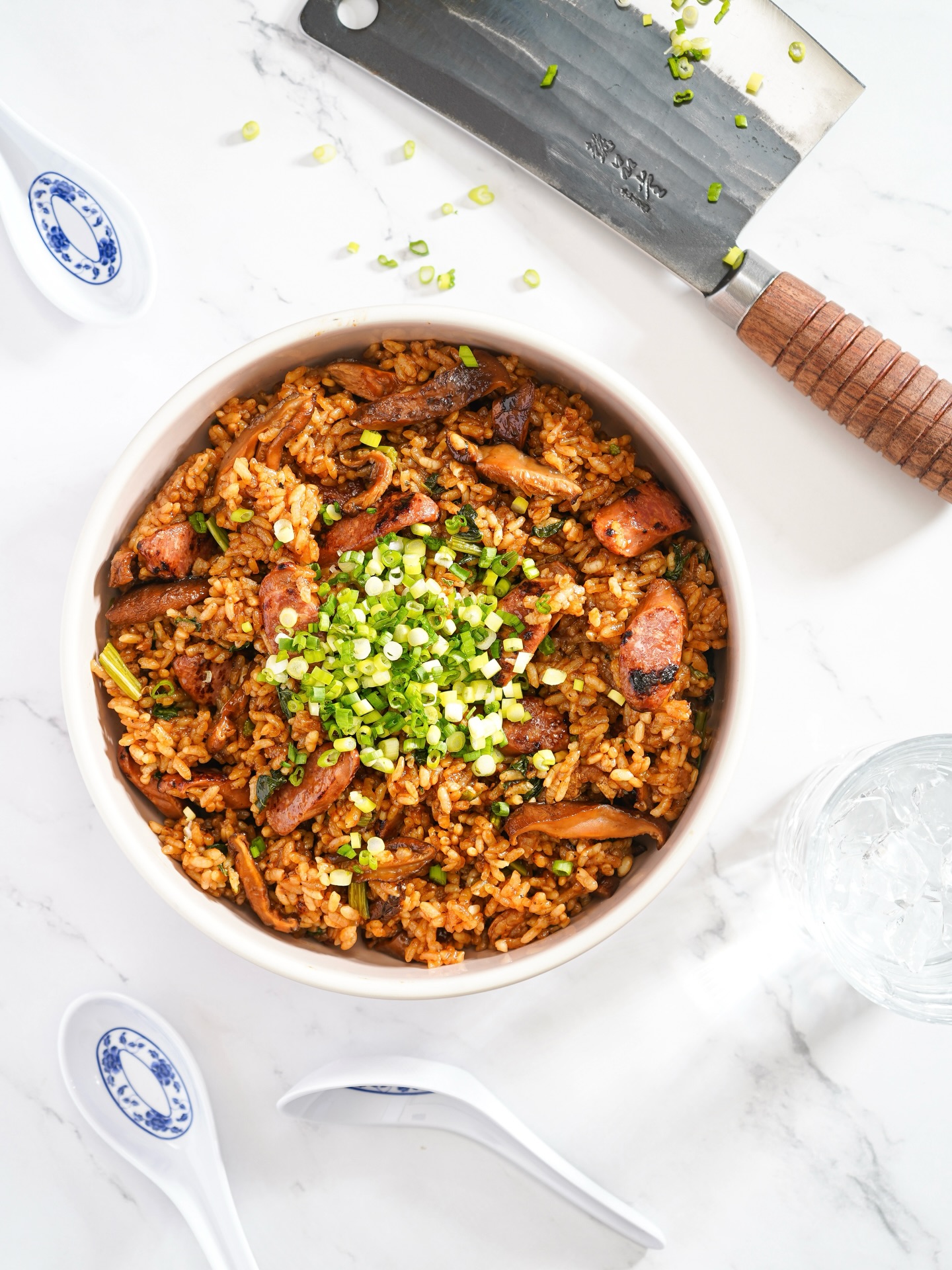 Listen up, don’t be intimidated by a big, bold blade! 🔪
You might be surprised at how versatile it can be. Take the Classic Cleaver, for example. A scary “butcher knife” may come to mind, but it also handles small tasks beautifully, like slicing and mincing garlic or chopping scallions for garnish. The best part is using the wide blade to scoop ingredients and drop them exactly where you need them.n