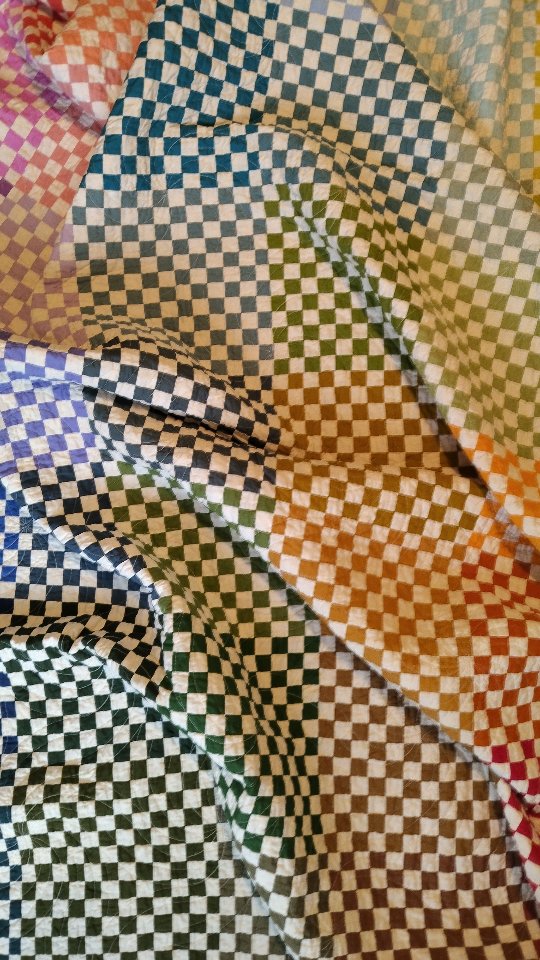 Don't worry, it was *just* strip piecing and subcutting, but there's still 7,056 individual patches on this quilt 😅
I LOVE how this turned out and it was such a fun way to use up assorted background fabric with my lovely collection of @artgalleryfabrics #agfpuresolids that I had accumulated 🙌🏼
Quilting by @dizzlepopshop