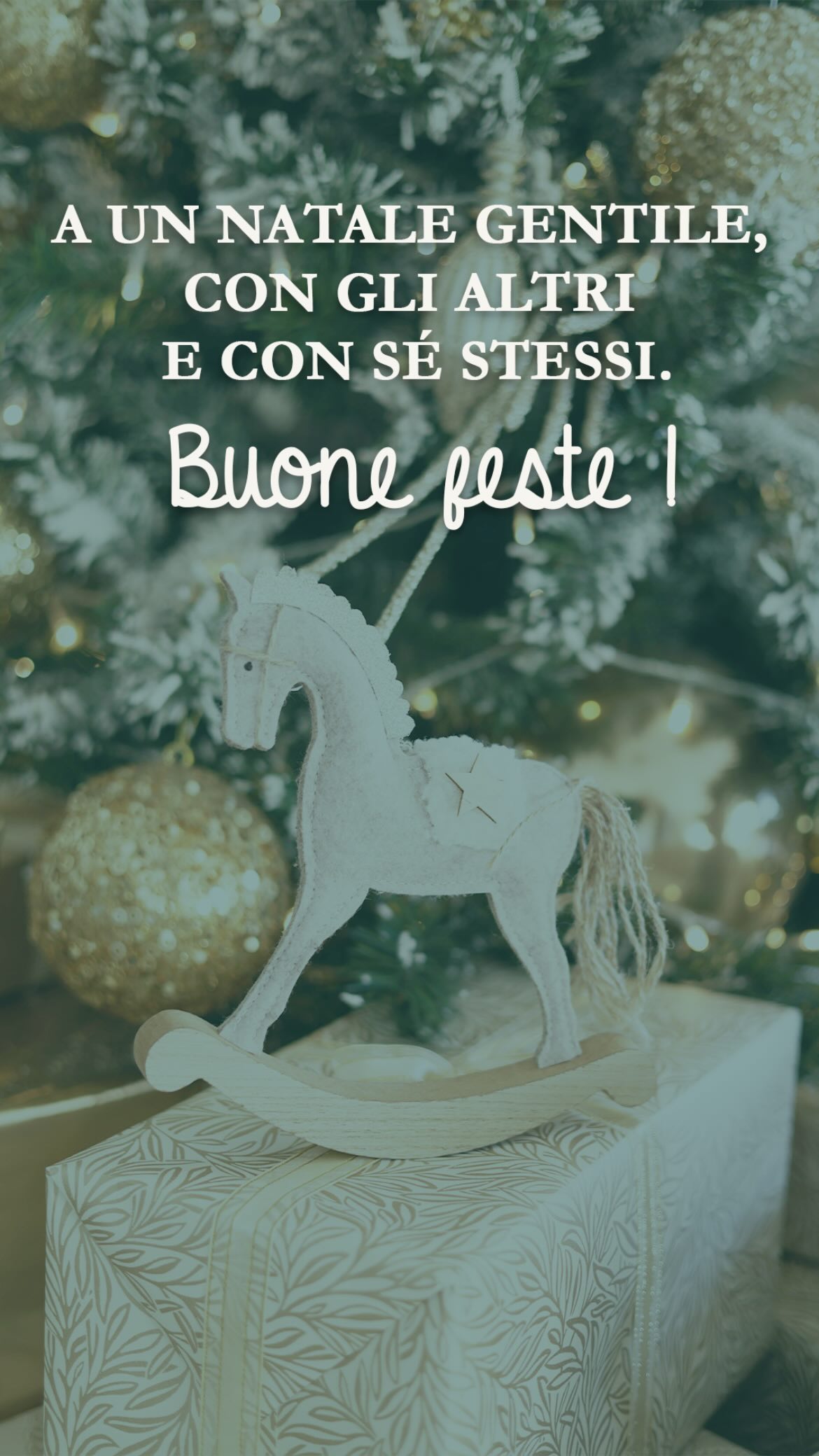 Le feste arrivano sempre con una promessa: quella di essere un momento “giusto”.
A volte lo sono davvero. Altre volte un po’ meno.
Questo augurio nasce da qui 🤍
Dal rispetto per ciò che ognuno sta vivendo, dai percorsi diversi, dalle famiglie che cambiano forma ma non valore.
Che questi giorni possano essere un tempo gentile ✨
Con gli altri, ma anche con se stessi.
Buon Natale 🎄