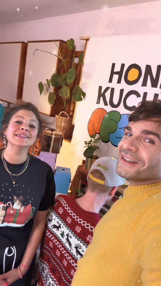 🌟🐴 Fröhliche Pferde überall – Original erkannt? 🐴
Die Honigkuchenpferde verbreiten Weihnachtsstimmung! Mit unserem Lied "Fröhliche Pferde überall" bringen wir eure Herzen zum Galoppieren. 🥳 Welches fröhliche Weihnachtslied steckt hinter unserer pferdischen Version? Wir sind gespannt auf eure Antworten!
#honigkuchenpferde
#kinderlieder #fröhlicheweihnacht #pferde #weihnachten