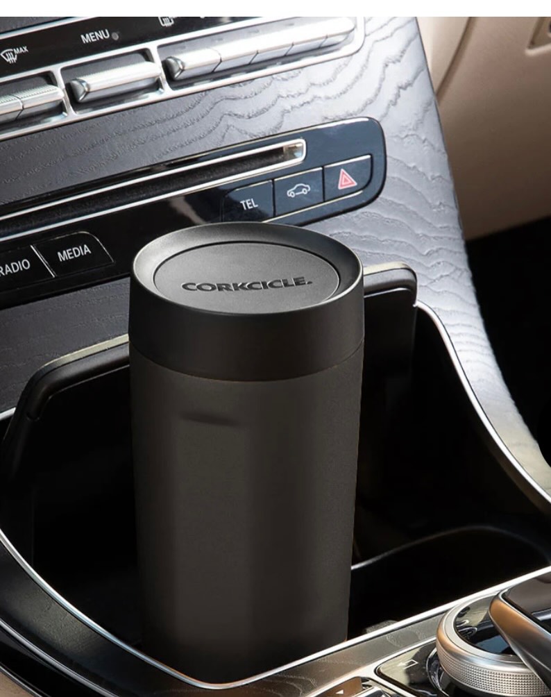 Looking for the perfect final touch for your gifting? CORKCICLE drinkware is the answer - stylish, practical and ready for every adventure.
📸 @corkcicle