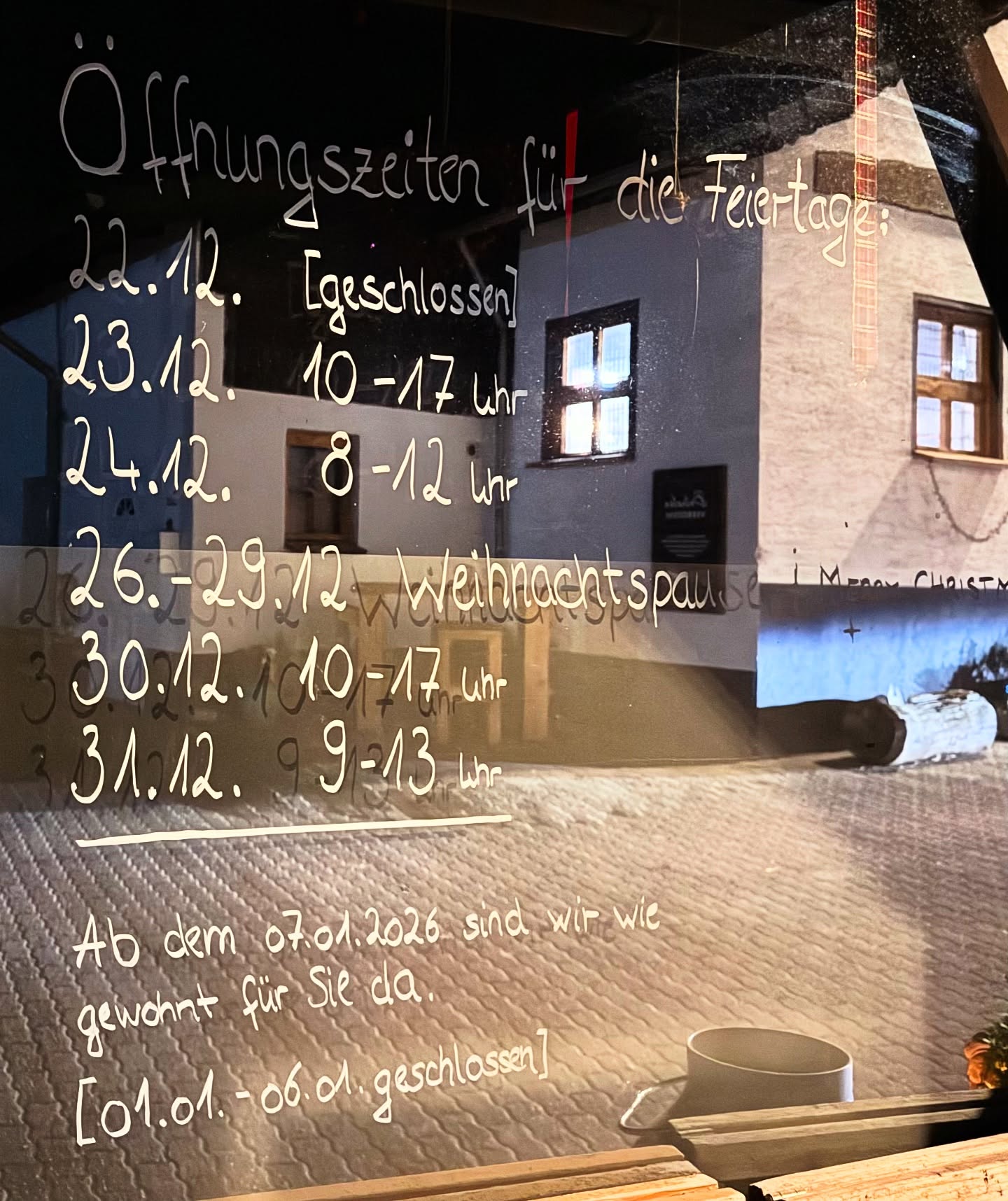 Liebe Kunden der Landmetzgerei, das „KLEINE TEAM“ und der Hof Schwarz sowie Familie, wünschen Euch ein frohes Weihnachtsfest und wunderschöne Stunden im Kreise von Freunden und der Familie. Anbei unsere Öffnungszeiten für die Abholtage Ihrer Bestellungen und der Chance für den letzen Einkauf vor den Festtagen. Sowie zwischen dem Weihnachtsfest und dem Jahreswechsel. Ab dem 7.Januar 2026 sind WIR wie gewohnt und entgegen aller Gerüchte zu den bekannten Zeiten wieder für EUCH da. Wir bedanken uns für Eure Treue und Unterstützung und hoffen auf ein gemeinsames neues Jahr! Bei Rückfragen gerne im Ladengeschäft 02244/1032 oder unter 01631915542 melden! Bis bald und bleibt gesund 🍀