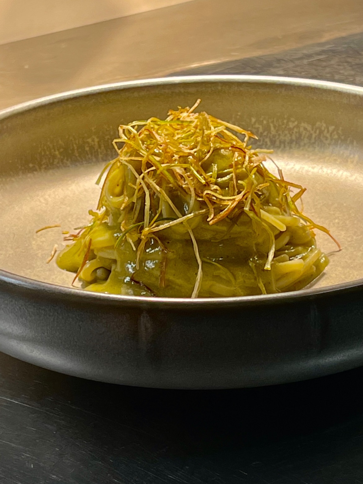 In inverno, la cucina de LaltroBaffo cambia ritmo.
Si fa più lenta, più profonda, più avvolgente.
Profumi che scaldano l’aria, piatti che raccontano il tempo dell’attesa, ingredienti scelti per coccolare e sorprendere. È una cucina che invita a sedersi, a restare, a condividere.
Qui l’inverno non è solo una stagione:
è un modo di cucinare, di accogliere, di far sentire a casa.