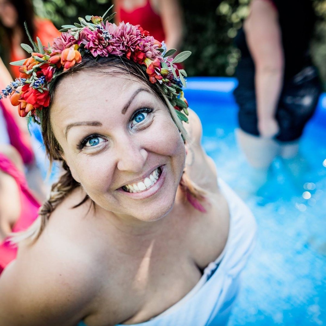 On m'a traitée de marginale. De "trop". De pas assez "pro". Peut-être qu'ils avaient raison. Je suis une Beatnik du Business. 🎸⚡
Il y a un mot que j'aime bien : Beatnik.
Dans les années 50, c'étaient ceux qui refusaient de rentrer dans le rang.
Ceux qui trouvaient que le "Rêve Américain" (la maison de banlieue, le costume-cravate, le sourire forcé) était une prison pour l'âme.
Aujourd'hui, le "Rêve USA" a changé de visage.
C'est devenu le "Rêve Instagram".
✨ Le feed beige et parfait.
✨ La coach qui sourit tout le temps.
✨ Les stratégies "copier-coller".
✨ L'injonction à être lisse, polie, et "inspirante" (mais pas trop dérangeante).
Si c'est ça être "Pro", je suis fière d'être une amatrice.
J'ai essayé de rentrer dans ce moule.
J'ai essayé de cacher mon accent alsacien.
J'ai essayé de porter des talons et des tailleurs alors que je suis née pour être en tongs.
J'ai essayé d'être la "Gentille Fille".
Ça m'a étouffée.
Aujourd'hui, je revendique mon droit à être une Beatnik.
Mais alors c'est quoi, une Beatnik en 2025 ?
C'est une femme qui bâtit un Empire, mais pas au prix de sa liberté.
C'est une Patronne qui préfère la vérité crue à un mensonge bien emballé.
C'est une Leader qui écoute son intuition avant d'écouter les tendances.
Mon bureau, c'est là où je pose mon ordi
Alors oui, pour le monde "corporate" et les mentors lisses, je suis peut-être une OVNI.
Une "paysanne".
Une rebelle.
Une amatrice.
Mais pour mes clientes...
Pour celles qui étouffent dans leur propre costume...
Je suis une bouffée d'oxygène.
Une permission d'être !
🔥 Tu veux rejoindre le mouvement avant 2026 ?
C'est le moment ou jamais de passer à l'action :
🎁 L'OFFRE DE NOËL (Le Bundle 1 An) : Mon offre la plus folle pour rejoindre le Cercle des Patronnes VIP (avec tous les bonus offerts) disparaît le 31/12
📺 SESSION DE RATTRAPAGE : Tu as raté la "Semaine des Patronnes Inarrêtables" ? Les 5 Replays Stratégiques sont en accès libre sur mon site jusqu'au 31 décembre.
Ne commence pas l'année avec des regrets. Commence-la avec un Plan.
👇 Le lien est dans ma bio (ou commente "BEATNIK" et je t'envoie tout).
Photo @babouchkatelier 2018 lors de mon Blessingway avec @Elodie.lunessence