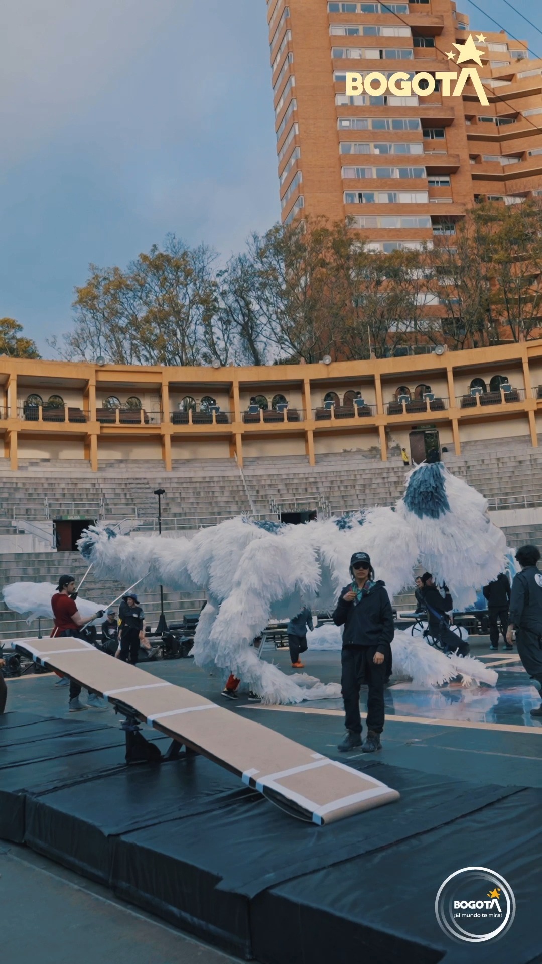 Para que nuestros artistas toquen el cielo, se necesita un equipo que construya cimientos en el aire. ☁️
Más que cables y estructuras, aquí se ha tejido una red de confianza absoluta que permite a 80 corazones desafiar la gravedad y volar sobre Bogotá. La ingeniería también se hace con el alma. ✨
📅 Del 17 al 23 de diciembre
📍 Plaza Cultural La Santamaría
⏰ Funciones: 7:00 p.m. y 9:00 p.m.
🎟️ Entrada libre hasta completar aforo
Este es un espectáculo vivo y la temporada vuela. No esperes a las últimas fechas. Asegura tu lugar desde los primeros días.
Bogotá sueña Más allá de las nubes en la Plaza Cultural La Santamaría. ☁️
@CulturaenBta @alcaldialocalsantafe @alcaldiadelacandelaria @idrdbogota @alcaldiabogota
#NavidadEsCultura2025 #BogotaSoñada #MasAllaDeLasNubes
Una producción de Al Alba Producciones en alianza con La Gata Cirko.
@alalbaproducciones @lagatacirko
Producción general: Al Alba Producciones @alalbaproducciones
Dirección artística: Felipe Ortiz @felipe.moves
Director Técnico y Diseño de iluminación: Leonardo Murcia @leomurcia1212
Director Técnico de Aéreos: Boris Pulido @BorisPulido1978
Productor artístico: Marco Roa @alexai4
Dramaturgia: Johan Velandia @johanve_land
Realización de video: @colibri.film
Marketing digital: Bibiana Castillo @soybibicastillor