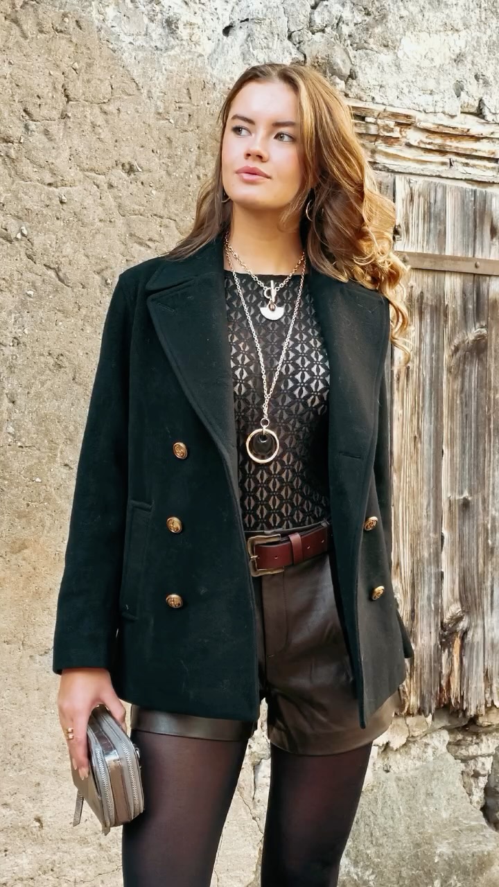 @mariecutlerr 💕 porte un body et short @graceandmila une veste @five_jeans , une pochette @paulmarius_officiel et des bijoux @blowbijoux
@mariecutlerr
@showroom_kikox
#jeudi13 #valais #sion #boutique #shopping