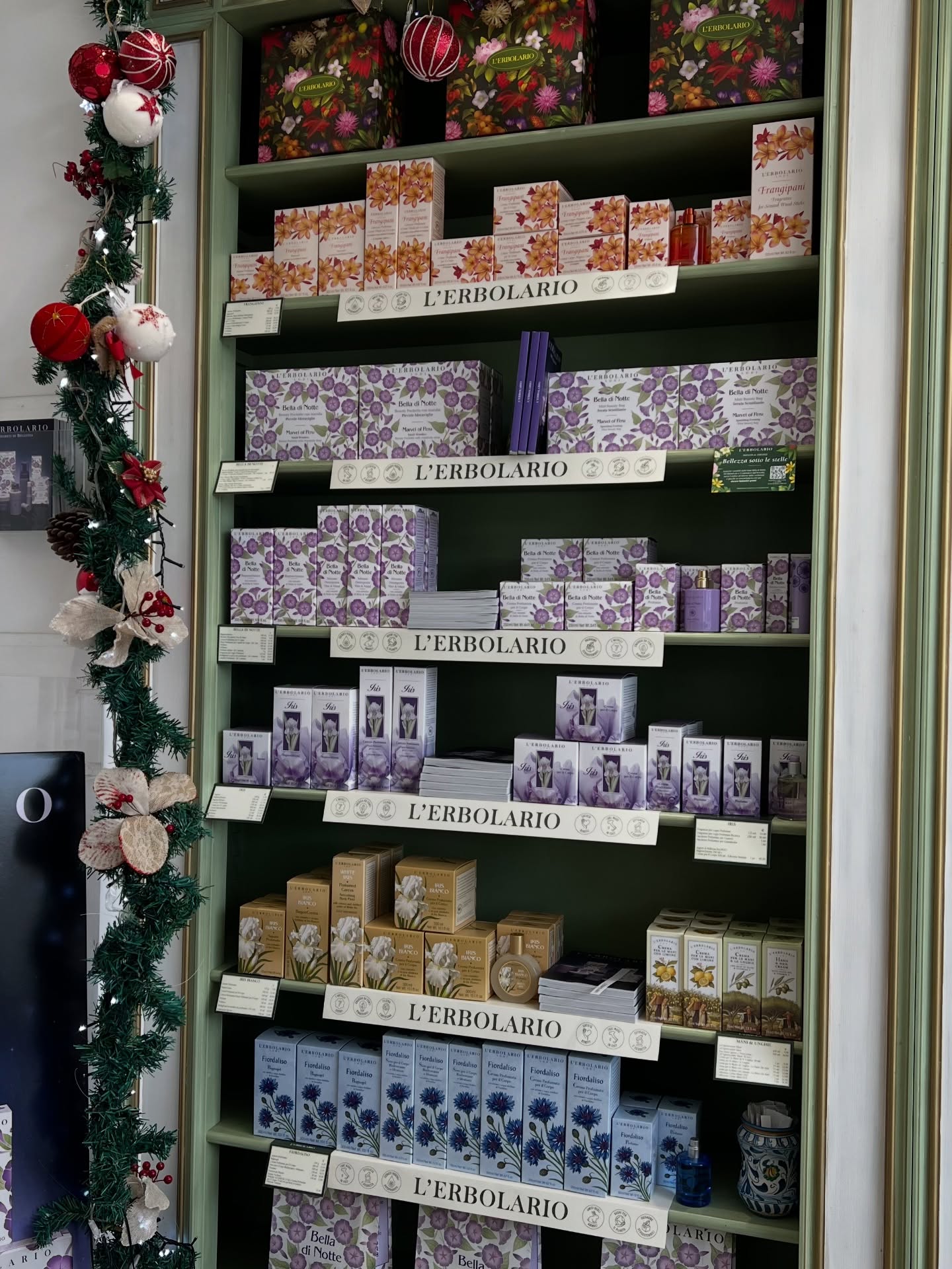 ✨ Sono arrivati i nuovi prodotti L’Erbolario! ✨
Profumi iconici, texture avvolgenti e confezioni che fanno subito Natale.
🌿 Le linee del momento:
Bella di Notte · Gin Botanicals · Fiordaliso · Collagenattivo · Iris Bianco · Vetiver · Assenzio · 3 Rosa · Accordo d’Ebano · Frangipani · Ginepro Nero · Iris · Papavero Soave
🧴 Disponibili in tante referenze:
Saponi · Profumi (vari formati) · Deodoranti · Bagno schiuma & gel · Creme corpo · Dopobarba · Shampoodoccia
e anche Pochette & Beauty Bags ✨
🎁 Novità Natale:
Le latte e i cofanetti, le confezioni regalo preformate, in varie dimensioni:
perfette da mettere sotto l’albero 🎄
📍 Ti aspettiamo in farmacia per creare il tuo regalo perfetto 🎁