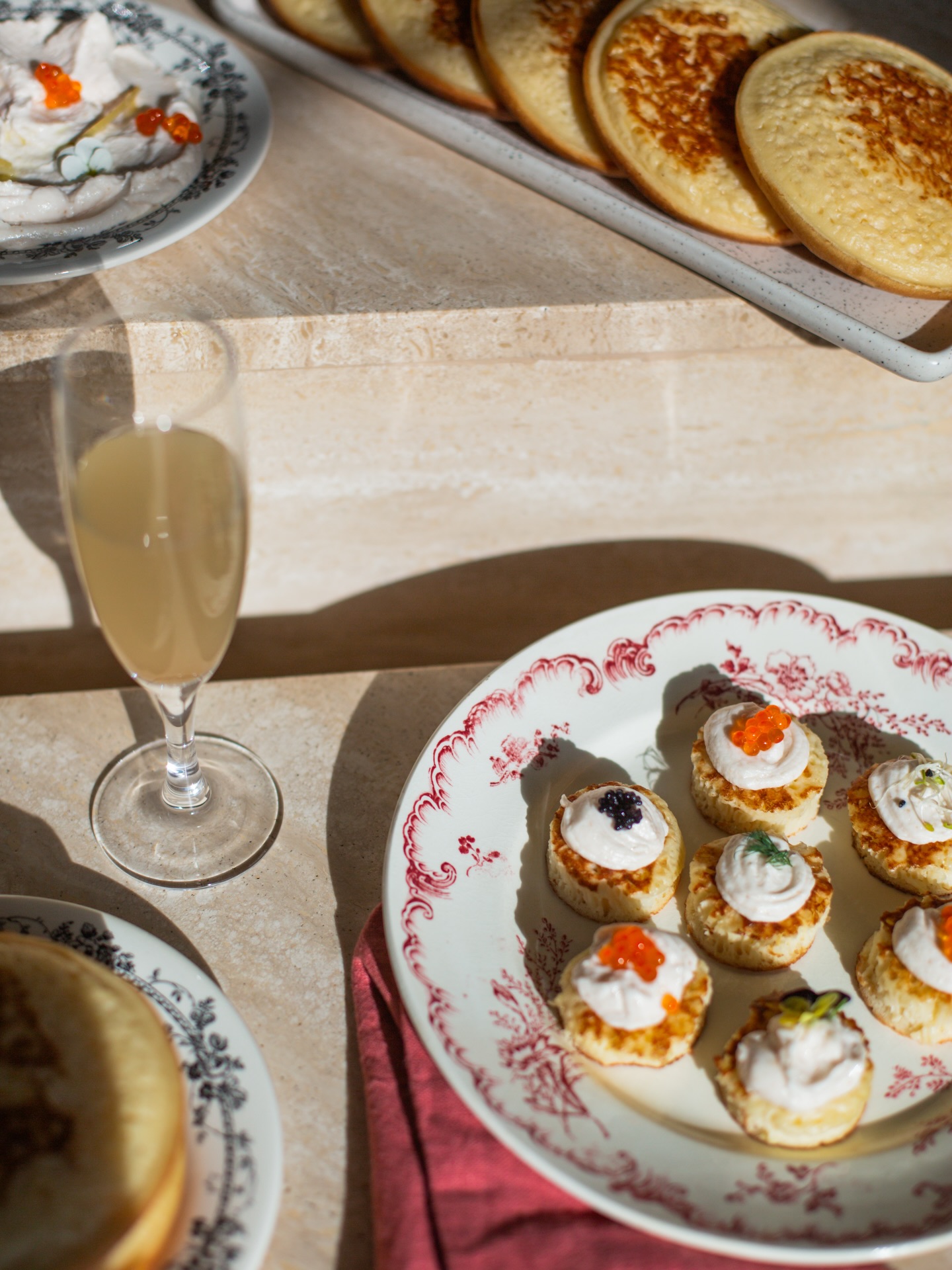 🥂Que les festivités commencent!
🌲Blinis, tarama, mini feuilletés, tartinables, boutargue, boulettes, plats à partager… Que du bon et du fait maison pour sublimer vos tables de fin d’année.
Ouverture exceptionnelle de nos boutiques ce dimanche 21 décembre.
📷 @yohannborel
#evievane #faitmaison #traiteurgrec #tarama #blinis #greekfood #greekchristmas #christmas #homemade #homemade #food #funkychristmas #petnat #vinnature #naturalwine #petillantnaturel #tetramythos