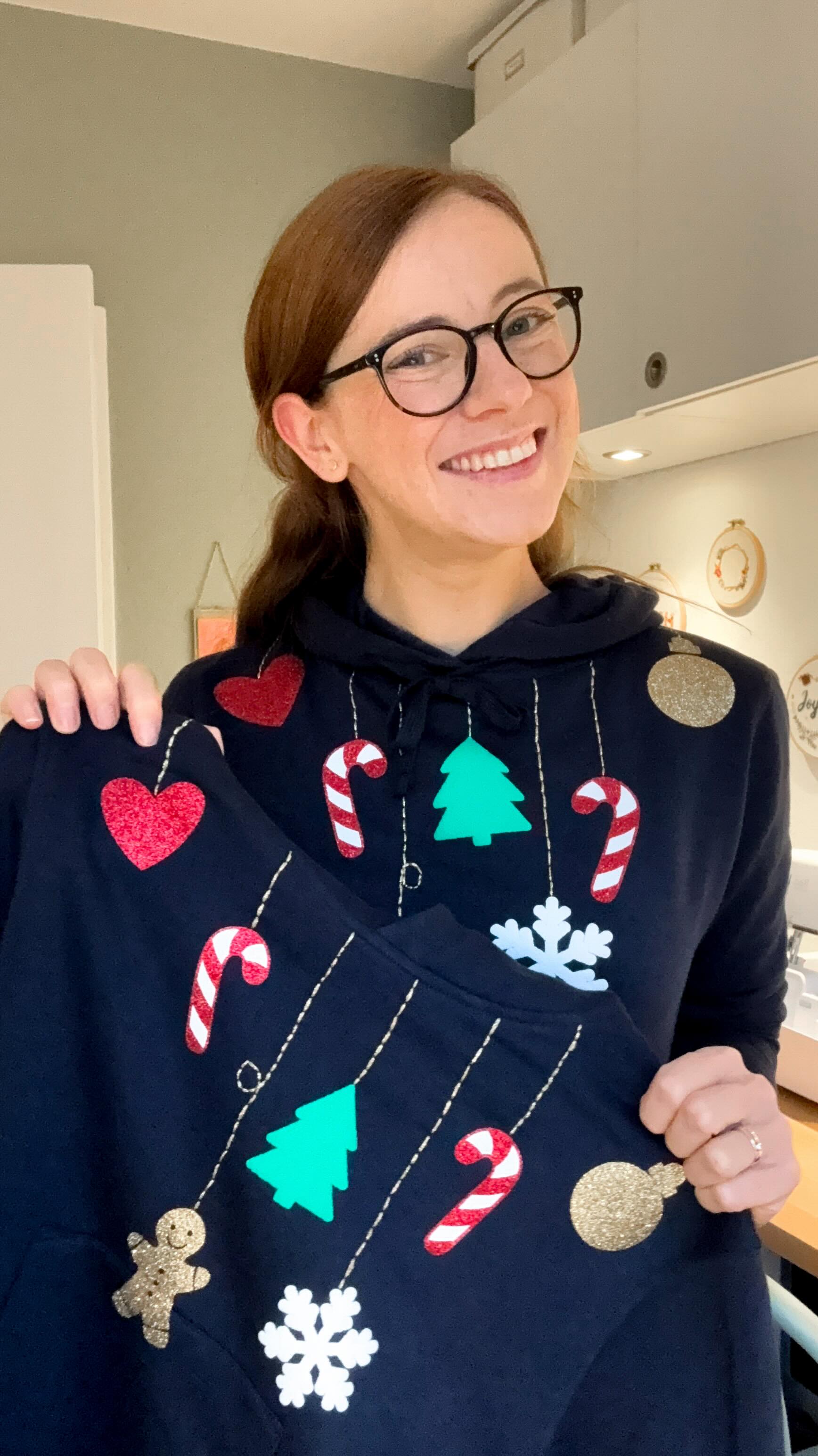 🎄 Matching Weihnachts-Pullover mit 3D-Effekt! ✨
Wir hatten einen freien Mutter-Sohn-Nachmittag und haben ihn genutzt, um uns Weihnachtspulli im Partnerlook zu gestalten. 👩👦❤️
Die Motive haben wir vom Cricut Maker 3 ausschneiden lassen, endgittert und anschließend Stück für Stück aufgepresst. Und dieser Moment, wenn die Puff-Folie beim Erhitzen aufplustert… Einfach nur WOW! 🤩✨
Damit die Motive aussehen, als würden sie herunterbaumeln, habe ich ein paar vertikale Linien markiert – und wir haben gemeinsam kleine Schnüre mit dem Rückstich gestickt. Super easy und ein richtig süßes Detail. 🧵💫
Jetzt haben wir unsere eigenen Weihnachts-Pullis für die Adventszeit.
Funfact: Papa möchte jetzt auch unbedingt einen! 😅🎅
𝚆𝚎𝚛𝚋𝚞𝚗𝚐
Material / Geräte:
🪡 Cricut Maker 3
💥 Puff Iron-on Folie
✨ Glitzer Iron-on
🧵 Glitzergarn
👕 Basic Sweater
#DIY #Cricut #CricutMaker #IronOn #bastelnmitkindern