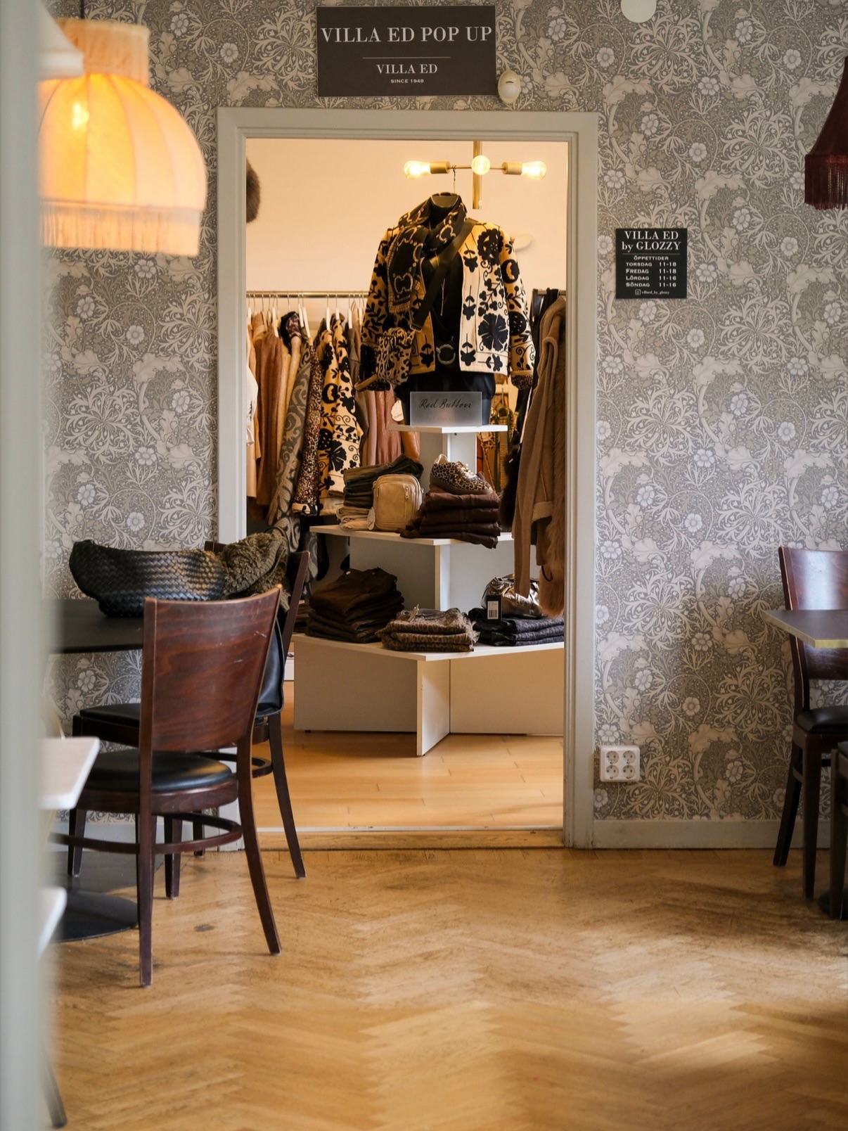 VILLA ED by GLOZZY har extra öppet inför jul & nyår✨
Upptäck noga utvalda plagg, accessoarer och smycken, perfekta för vinterns alla festligheter och julklappar 🎁
Just nu: STOR REA – 30 % på höstens kollektioner!
Mer än halva butiken är REA!
Extra öppettider 🎄
Tor 18/12 kl. 11–19
Fre 19/12 kl. 11–18
Lör 20/12 kl. 11–17
Sön 21/12 kl. 11–17
Mån 22/12 STÄNGT
Tis 23/12 kl. 11–16
24/12–26/12 STÄNGT
Lör 27/12 kl. 11–16
Sön 28/12 kl. 11–16
Mån 29/12 kl. 11–16
Tis 30/12 kl. 11–16
Nyårsafton & Nyårsdagen STÄNGT
Fre 2/1 kl. 11–18
Lör 3/1 kl. 11–16
Sön 4/1 kl. 11–16
Mån 5/1 (Trettondagsafton) STÄNGT
Tis 6/1 (Trettondag jul) kl. 11–16