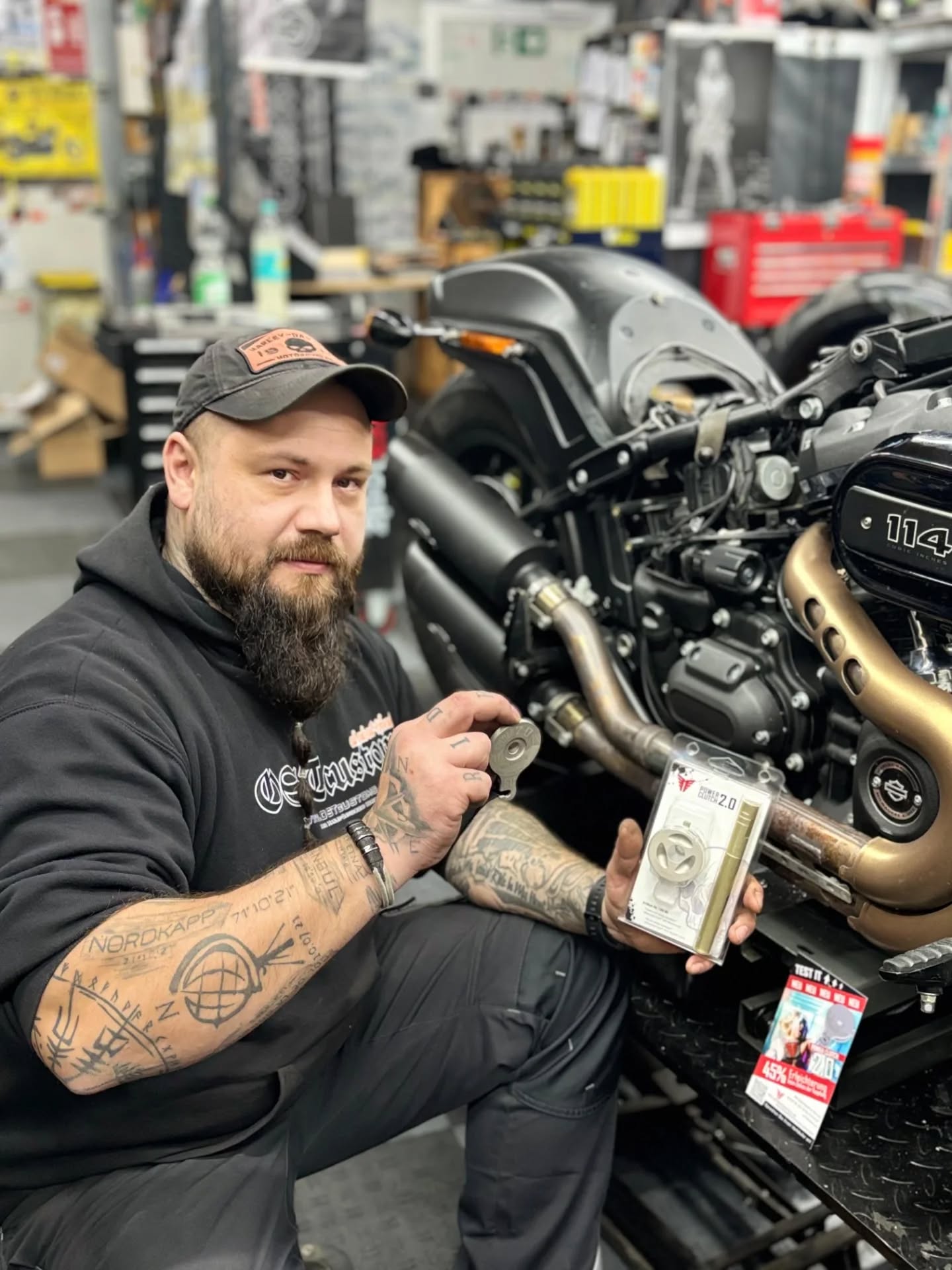 🛠️ WINTERZEIT = UMBAUZEIT BEI OSTcustoms! 🛠️
Bei uns gibt’s keine Winterpause! Wir bleiben voll auf Druck und Reihe und geben in der Werkstatt jetzt erst recht Gas. 🔥
Das nächste große Projekt steht auf der Bühne: Ein fetter Komplett-Umbau einer Harley-Davidson FXFBS Fat Bob (2018). Wir starten direkt mit den ersten Upgrades:
✅ Müller Power Clutch 2.0 von @mueller_motorcycle_ag – Damit die Kupplung butterweich geht und die Performance stimmt!
✅ Heckbeleuchtung von @fred_kodlin_motorcycles – Wir machen das Heck richtig clean und böse.
Aber das ist erst der Anfang... Seid gespannt auf den nächsten Post, da kommt das absolute Highlight: Der Killer Bull 2-Zoll Lenker von @killercustom! Das Teil wird die Optik komplett auf ein neues Level heben und für eine brutale Ansage sorgen! ⛓️💀
Checkt unsere Projekte und holt euch Inspiration für euer eigenes Bike:
🌐 www.OSTcustoms.com (Link auch in der Bio!)
🚀 Stay tuned – dieser Umbau wird heftig!
🏷️ Top-Hashtags:
#OSTcustoms #HarleyFatBob #FXFBS #FatBobCustom #KillerBull #KillerCustom #FredKodlin #MüllerPowerClutch #HarleyUmbau #CustomBikeBuilder #SoftailFatBob #HarleyDeutschland #WinterProject #MilwaukeeEight #BikerLife #CustomMotorcycle #DruckUndReihe #rideaglide