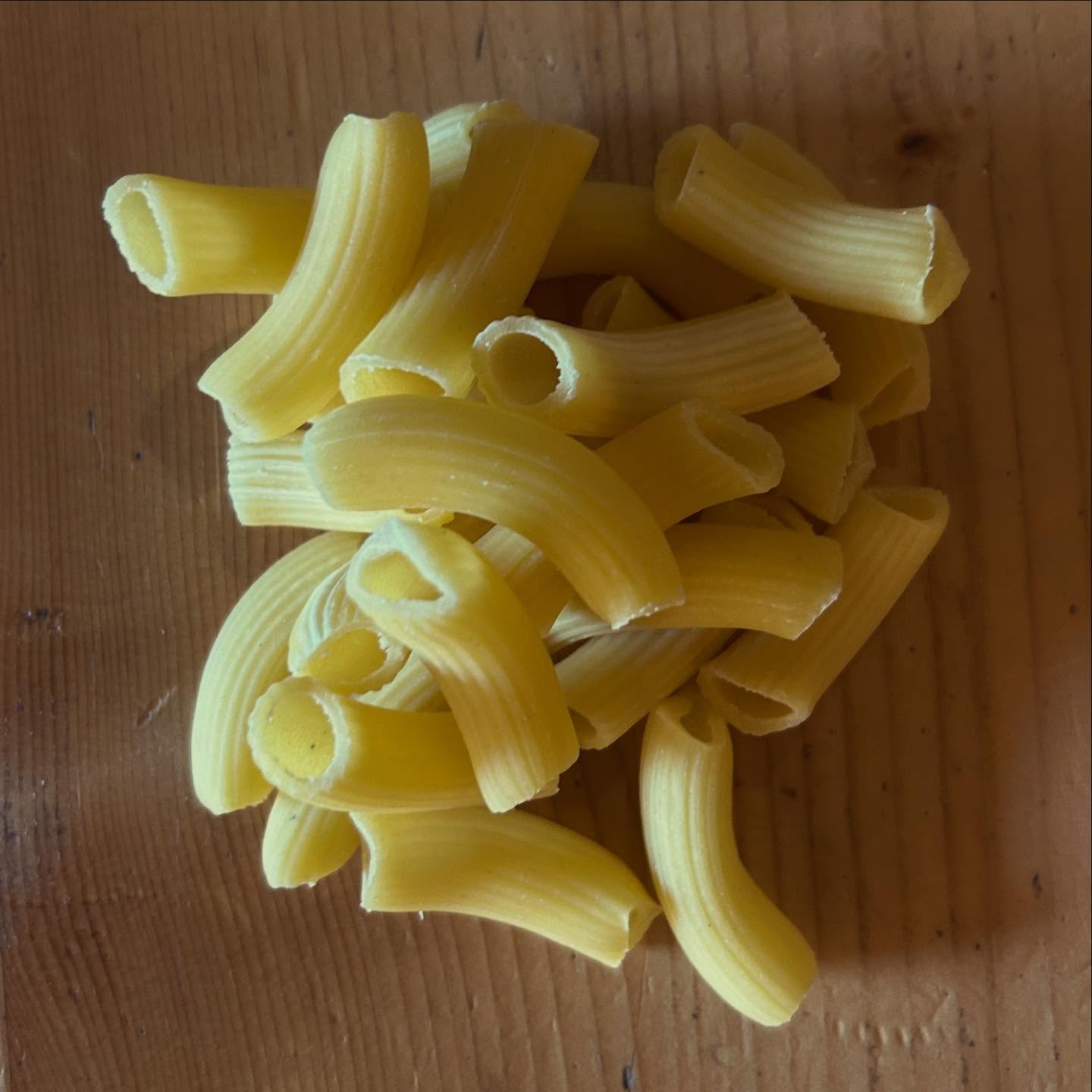 Des pâtes fraîches. Vraiment !
Farine, œufs frais, eau, et beaucoup d’amour…
Chaque jour, nous fabriquons nos pâtes maison, ici, sur place.
Tagliatelles, pennées, rigatoni, crozés au sarrasin.
Quatre formats, quatre personnalités, une seule règle : le fait-maison.
👉 Venez découvrir nos formats,
à déguster sans modération.