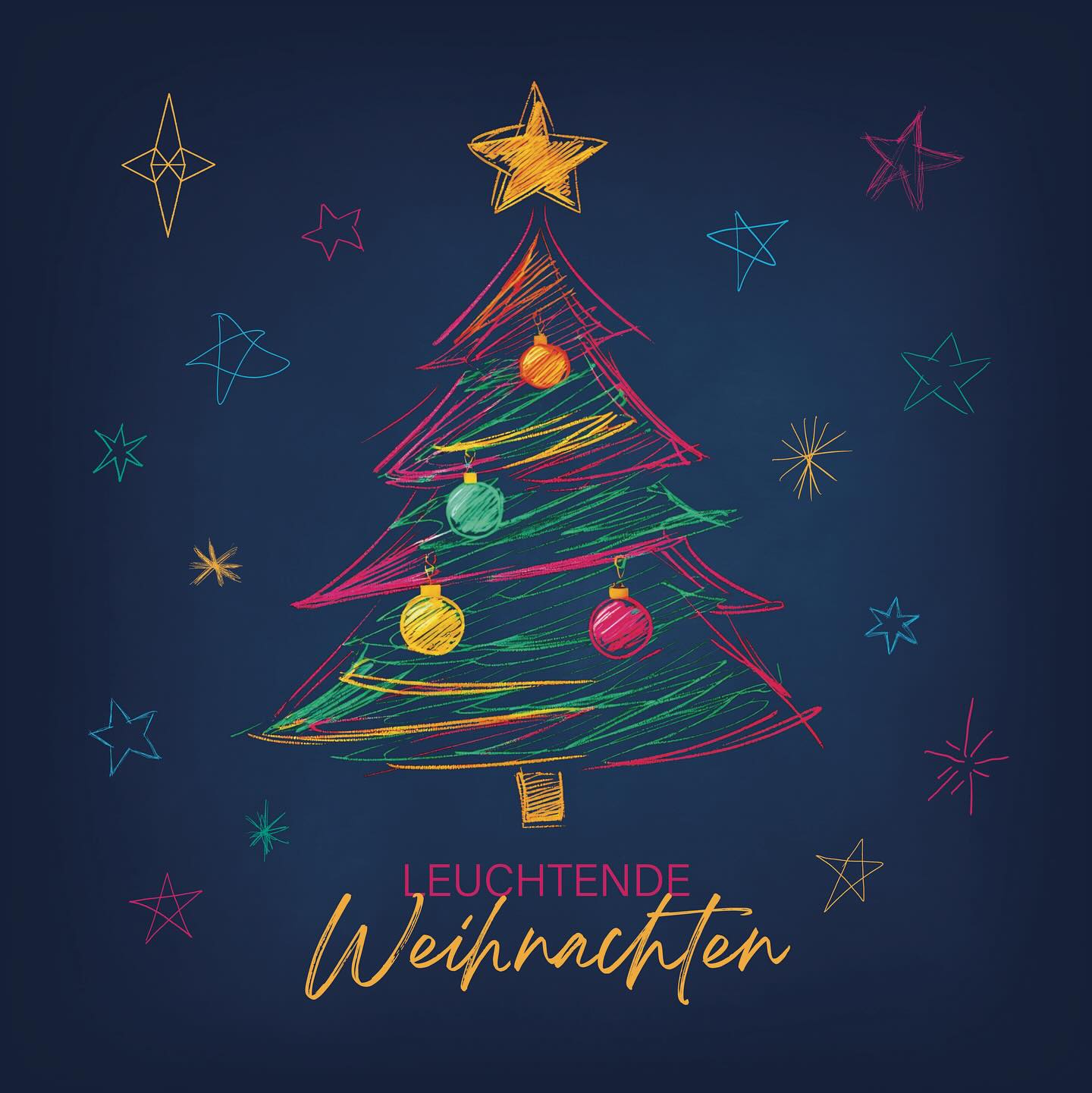 In diesem Jahr schicken wir einen Weihnachtsgruß, der so individuell leuchtet wie wir.
Mit viel Freude und Hingabe hat jeder einzelne von uns seinen eigenen Stern gezeichnet.
Gemeinsam ergeben sie ein strahlendes Ganzes – ein Symbol für das, was wir täglich erleben: unterschiedliche Persönlichkeiten, Ideen und Talente, die im Zusammenspiel etwas Besonderes entstehen lassen.
Doch wahres Leuchten entsteht erst im Miteinander – mit Menschen, die unsere Arbeit begleiten, inspirieren und bereichern, mit Kundinnen und Kunden, Partnern und Freunden, die uns vertrauen und mit uns Ideen wachsen lassen.
Danke an alle, die uns in diesem Jahr begleitet haben – mit Vertrauen, Offenheit und dem Mut, Neues zu gestalten.
Wir wünschen leuchtende Weihnachten und ein neues Jahr voller Inspiration und gemeinsamer Momente.