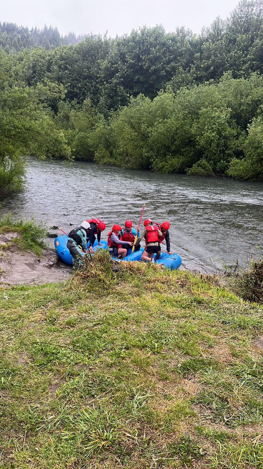 🌧️💦 Ni la lluvia nos detuvo.
Hoy fuimos parte de Travesía Coyhaique junto a la @municoyhaique , porque en la Patagonia la aventura se vive igual, llueva o no 🌊
Y una mención llena de cariño para nuestra querida guía @ardillaulina_ ¡Recupérate pronto! 🫶
👉 ¿Te sumas a la próxima bajada? Escríbenos y vive Baguales.