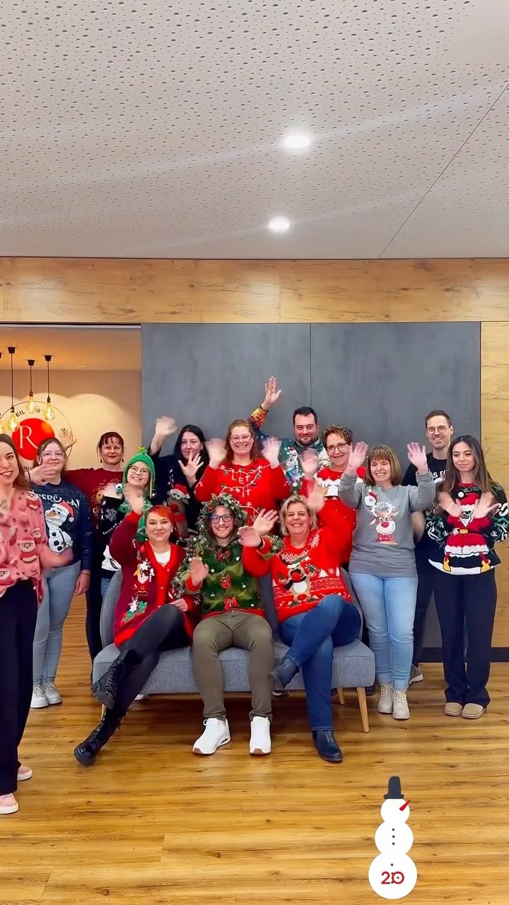 🎄20. Türchen - Ugly Christmas Sweater
Ich wollte nur meine Haare richten … und plötzlich standen alle hinter mir im hässlichen Weihnachtspulli 👀🎄😂
Gestern war Tag des hässlichen Weihnachtspullis – und wir haben ihn im Büro gebührend gefeiert! 🙌🏼
#raisch #baeckereiraisch #konditorei #bäckerei #weihnachten #weihnachtspulli #uglychristmassweater #team #pov