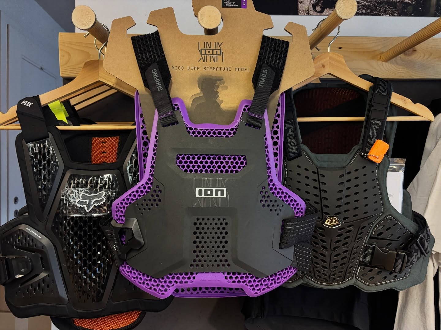 Maximaler Schutz, minimaler Kompromiss. 💥
Ob ION, Fox oder TLD – bei uns findest du den passenden Brustpanzer für deine nächsten Trail Abenteuer.
Vorbeikommen, anprobieren, sicherer shredden. 🤘 #Velola #MTBProtection #RideSafe