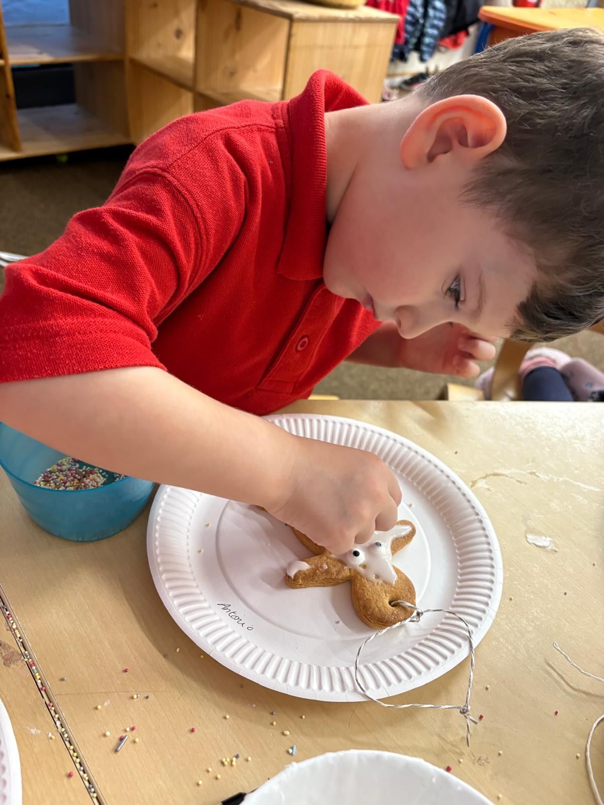 We’re getting into the Christmas spirit with icing and sprinkles!!! Plus everyone’s favourite…the googley eyes made a comeback 🤣
A very festive activity, decorating gingerbread men, feeling cosy and getting really excited about Christmas!