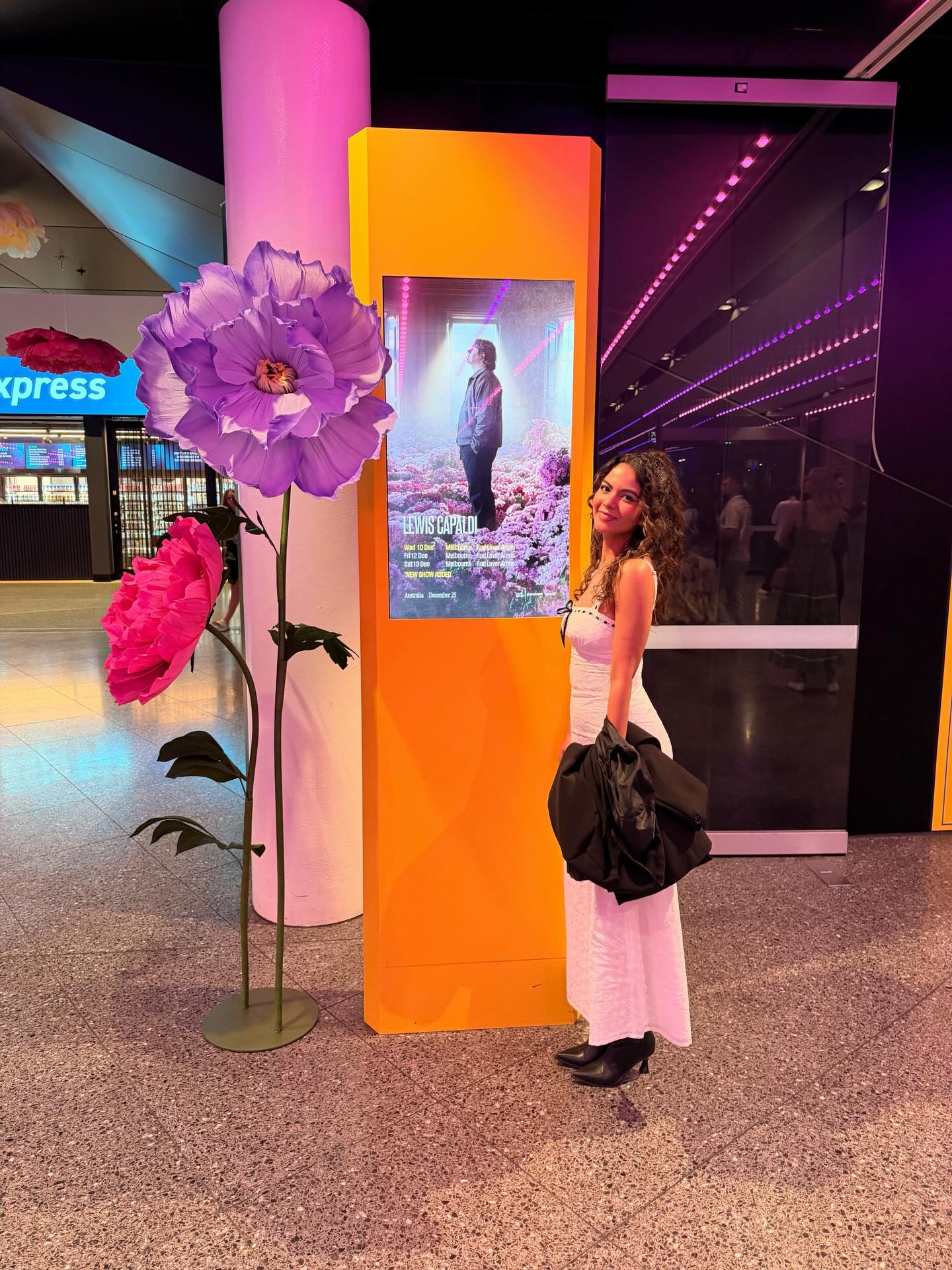 Floritas at the @lewiscapaldi concert in Melbourne 🌸✨
We closed the year with a true pinch-me moment, creating giant hanging flowers for Lewis Capaldi’s concert. As a huge fan, attending the show and seeing people interact with our flowers was such a surreal and special moment. Love you Lewis🫶🏽
So grateful to @melbourne.park for trusting us and making us part of such an unforgettable event 💖