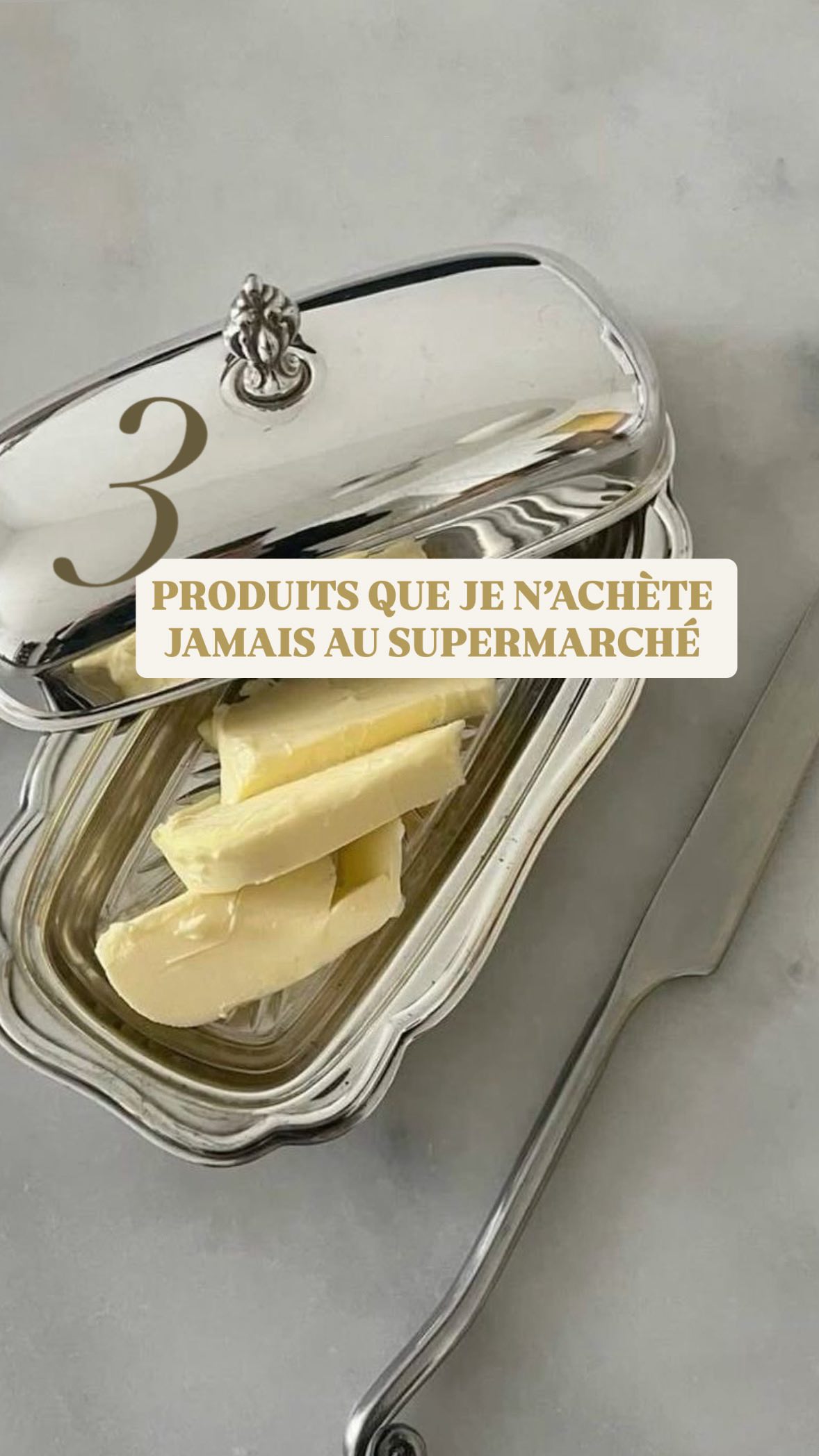 Voici 3 produits que je n’achète jamais en supermarché, et surtout par quoi je les remplace 👇
On pense souvent bien faire, mais certains produits du quotidien sont ultra-transformés, irritants ou inutiles pour la santé.
Aujourd’hui, je vous emmène avec moi pour faire des choix plus simples, plus naturels et plus conscients.
🥖 La margarine
Derrière son image “saine”, on trouve souvent des huiles végétales hydrogénées, modifiées chimiquement pour devenir solides. Ce n’est pas un aliment naturel.
➡️ Alternative : le beurre au lait cru.
🧼 Les produits ménagers industriels
Vaisselle, sol, surfaces… Beaucoup de produits classiques sont toxiques et irritants pour la peau et les voies respiratoires.
➡️ Alternative : vinaigre blanc, bicarbonate de soude, savon de Marseille. Moins de toxines, une maison propre et saine.
🌱 Les burgers végétariens industriels
Végétarien ne veut pas dire sain. Quand on lit la liste d’ingrédients (huile de tournesol raffinée, maltodextrine, colorants), ce n’est plus vraiment de la nourriture.
➡️ Alternative : cuisiner soi-même avec des pois chiches, des lentilles, du soja. Oui, ça demande un peu de temps, mais c’est incomparable pour la santé.
👉 Manger mieux, ce n’est pas acheter plus cher, c’est choisir plus simple. Et vous, quel produits n’achetez vous jamais au supermarché?
📚je suis auteure de mon livre « la révolution du cétogène flexible, maîtrisez votre santé à 360 degrés » lien en bio pour le commander!