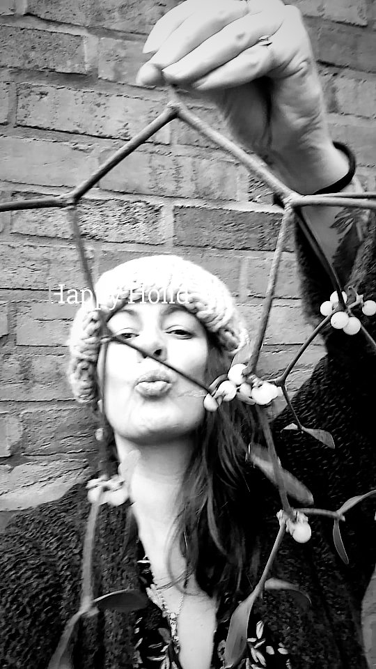 Thanks everyone ☺️🙏🏻 especially those buying last minute presents on my website 👌🏻🥰😆 it turns out I'm moving in a couple of weeks and my other job is ending so it's all very much appreciated 😘😘