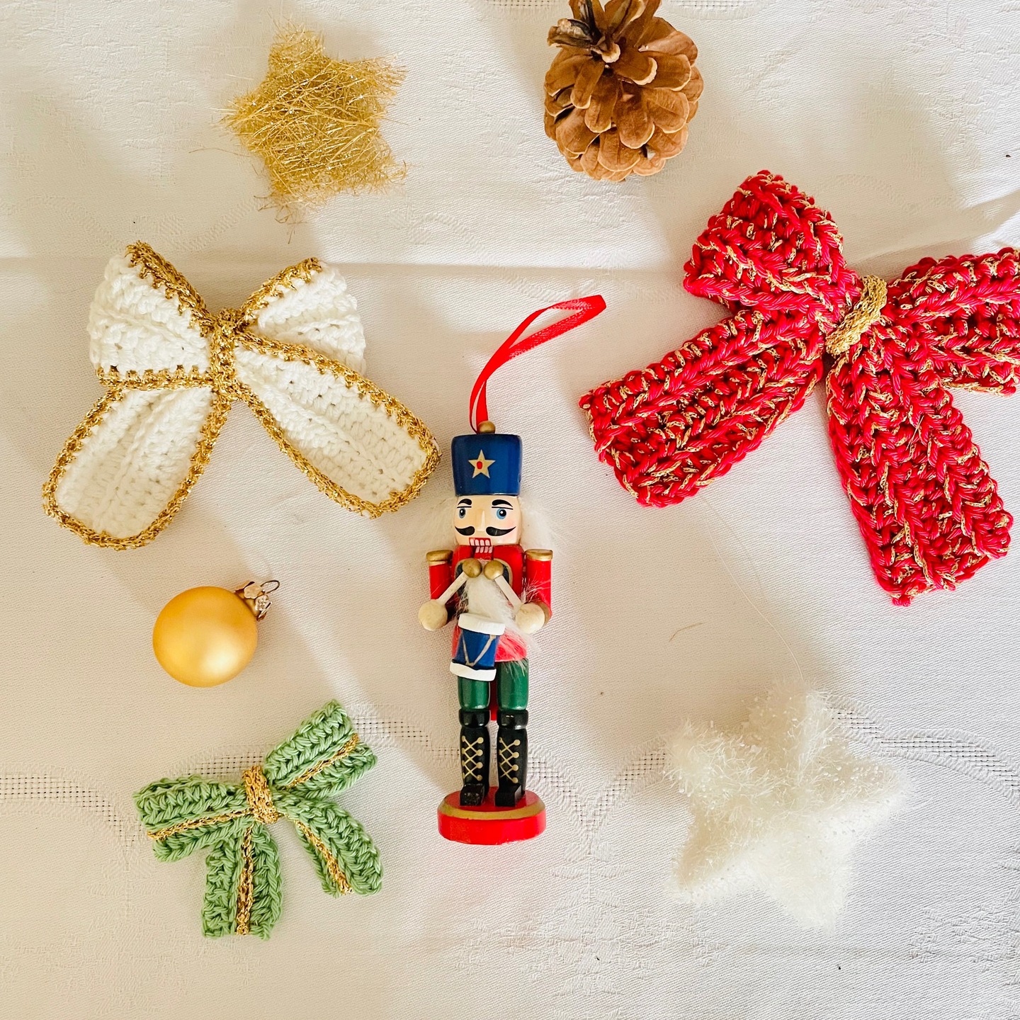 Manchmal sind es die kleinen Details, die ein Geschenk ganz besonders machen. 🧶💝. Für das besondere Etwas für deine Weihnachtsgeschenke habe ich noch eine Häkelanleitung für eine süße Schleife mit Glitzereffekt vorbereitet. 🎀🤩
Die süße Schleife gibt es in der drei Variationen - zweifädrig; mit Glitzerumrandung und eine kleine Schleife mit Glitzerstreifen in der Mitte. Mit ein paar Wollresten und Glitzergarn hast du sie im Handumdrehen gehäkelt und gibt deinem Geschenken eine liebevolle Note; übrigens auch für Anfänger gut geeignet.
Welche Variante der süßen Schleife wirst du nachhäkeln? Schreib es mir gern in die Kommentare oder markiere ein Foto deiner Schleife mit @maschenherz.
Ich wünsche euch Viel Freude beim Nachhäkeln der süßen Weihnachts-Schleife und beim Verschenken.
Habt eine wunderschöne und entspannte Weihnachtszeit 🎄💫💝
#häkelliebe #häkelnmachtglücklich #häkeln #schleife #geschenkideen #diyweihnachten #glitzer #häkelnlernen #häkelnfüranfänger #häkelanleitung #maschenherz