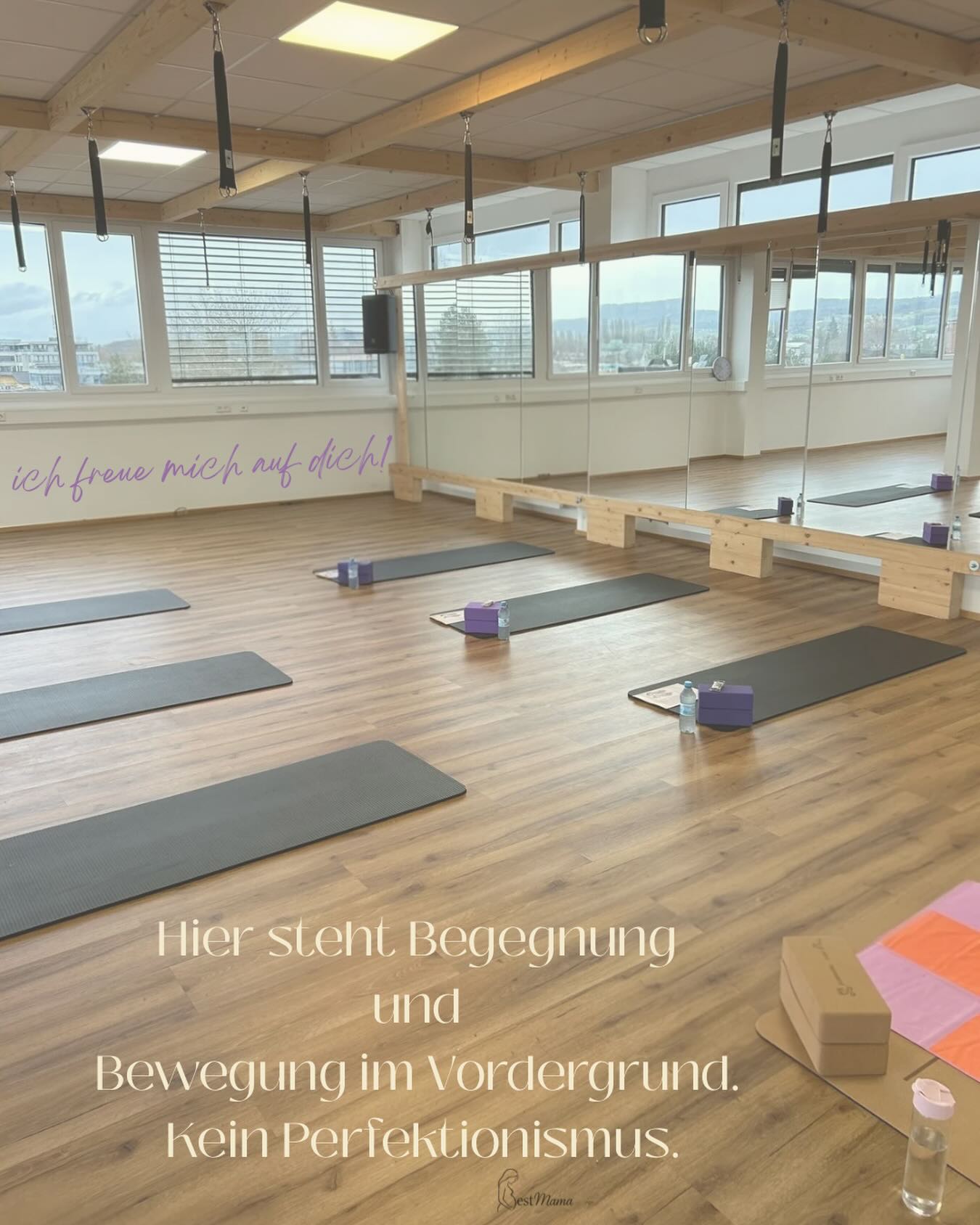 Was diesen Raum für mich so besonders macht?
Es ist ein Ort, an dem jeder genau so perfekt ist, wie er ist.
Egal ob du schwanger bist oder schon Mama oder einfach nur als Frau etwas für dich tun möchtest:
Hier bist du genau richtig — egal ob du dich stärker fühlen willst, sichere Bewegung suchst, die dir neue Kraft gibt oder einfach echten Austausch mit anderen Frauen suchst.
Hier geht es nicht um perfekte Leistung, sondern um Gesundheit, Sicherheit und Gemeinschaft.
Hier schaffen wir Raum für Dich, für mehr Energie, Wohlbefinden und Vertrauen in deinen Körper.
• Bewegung, die dir guttut
• Wissen, das dich stärkt
• Begegnung, die hält 
Bald starten meine Kurse rund um das Thema Bewegung für Frauen, nach der Geburt, in der Schwangerschaft und Rückbildungszeit. Ich freue mich so sehr, dich auf deinem Weg zu begleiten!
Link zu meiner Webseite in der Bio! Trag dich gerne ein, um den Start nicht zu verpassen. Ich gebe dir Bescheid. 💌