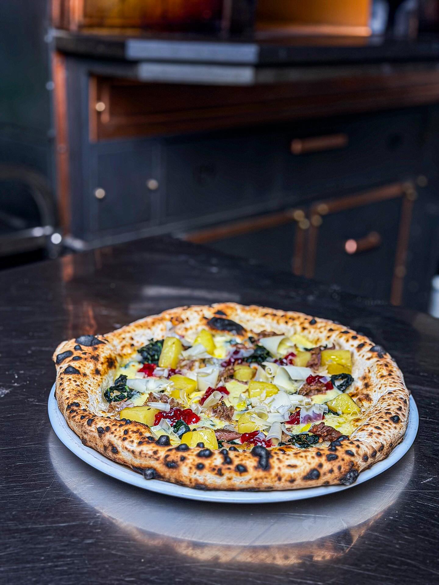 Goose confit special 🎅🎄⭐️
🍗Home-made goose confit (goose leg marinated and slow cooked in goose fat) gives a rich and salty flavor. We combine it with Tuscan kale 🥬, confit potatoes, a bit of lingonberry, and freshly shaved comté 🧀
It’s on the menu over Christmas 🎅🎄⭐️